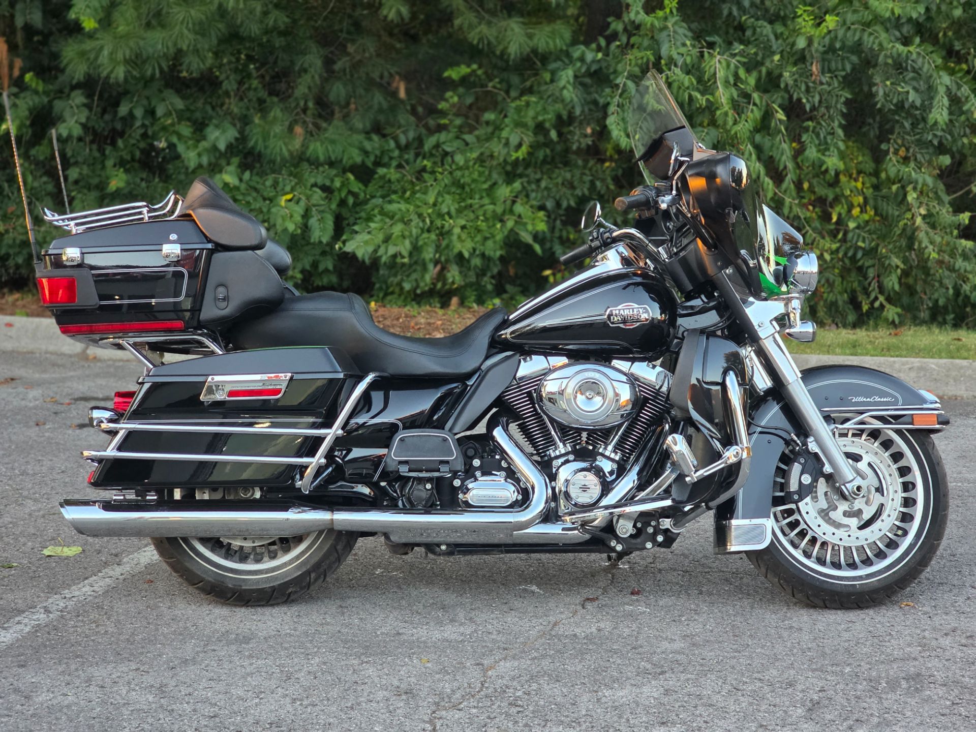 Harley Davidson 2013 FLHTK Electra Glide Ultra Limited Modell-Motorrad 1:18 – Braun, Ca. 14,5 Cm – Mit Sockel & Drehbaren Rädern