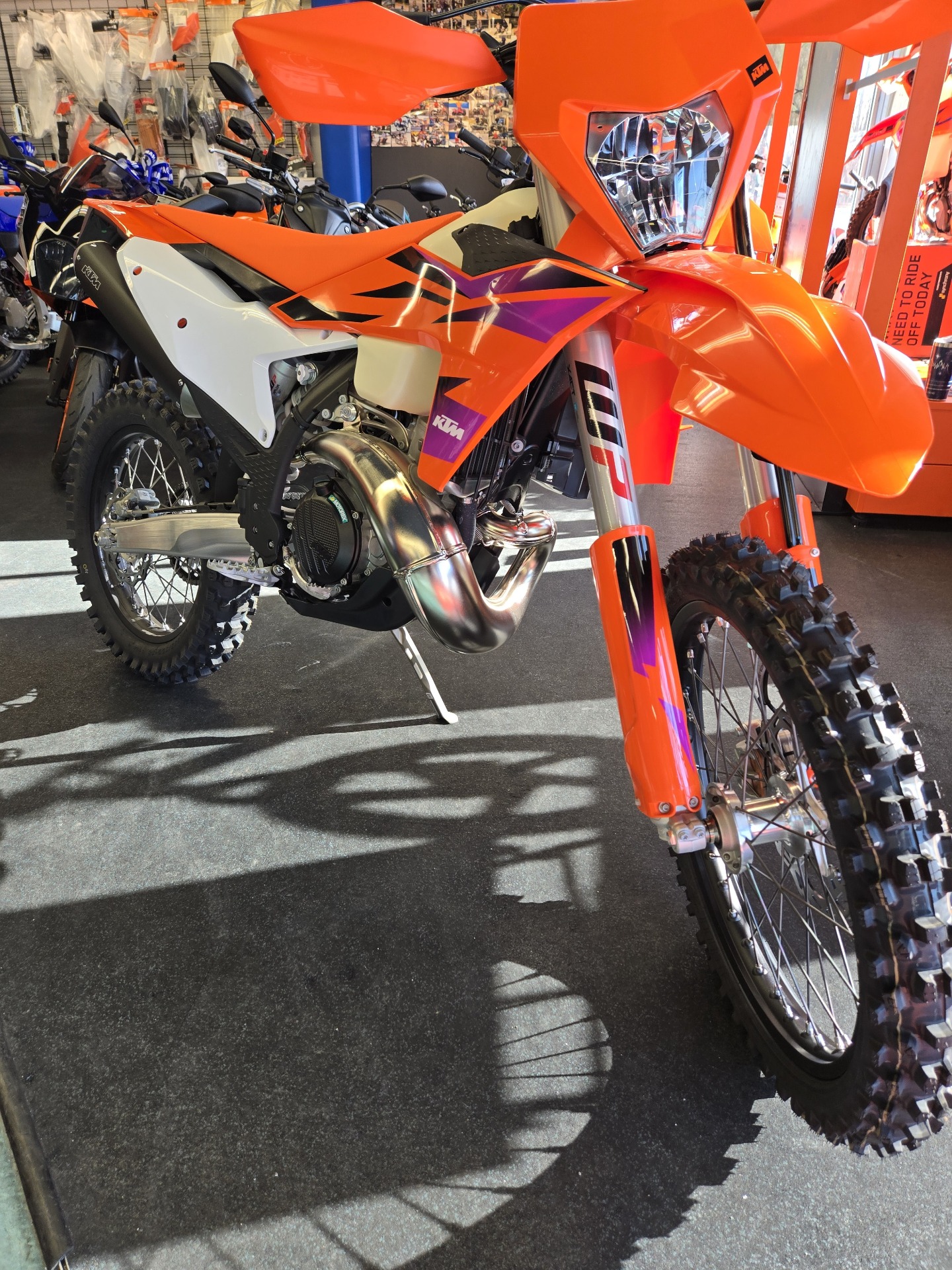 【タカミヤダ】ピストバイク　KTM Amazon | マイスト 1/18 2021 MotoGP KTM #33 Brad Binder ブラッド