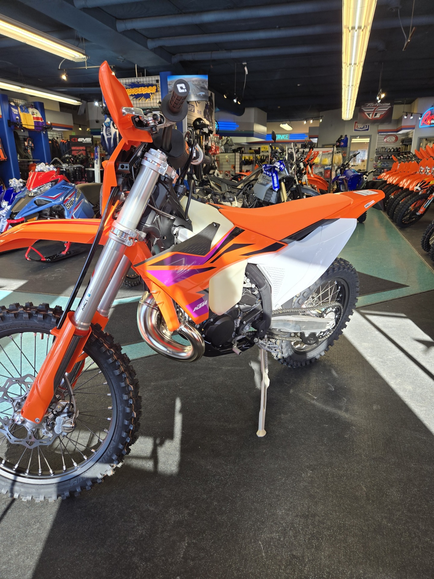 ほぼ新品KTM 250EXC SIXDAYS 2024 純正ホイール&タイヤ KTM 250EXC SIXDAYS 2024 純正ホイール&タイヤ