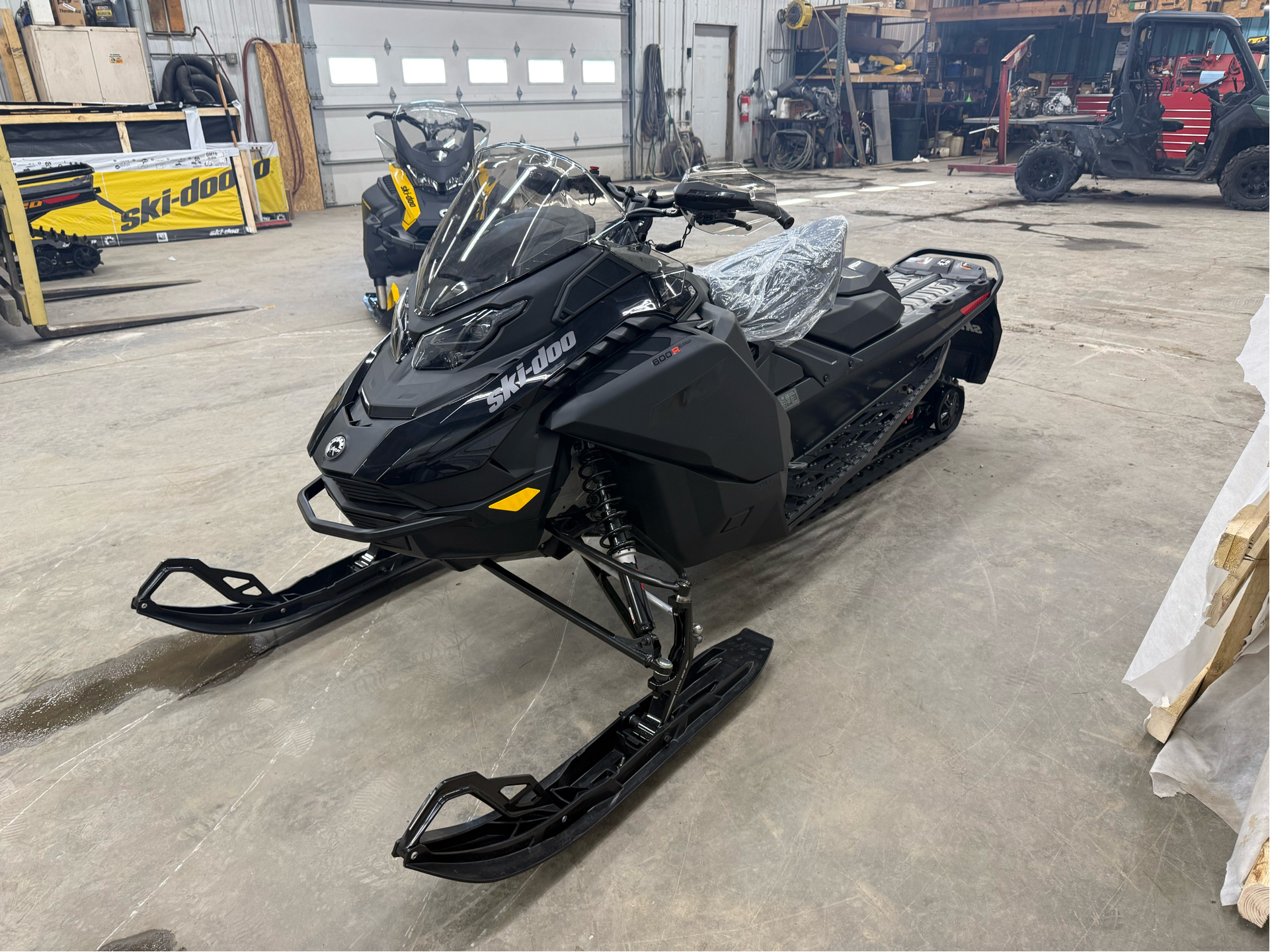 New 2026 Ski-Doo MXZ Adrenaline 137 600R E-TEC ES Ripsaw
