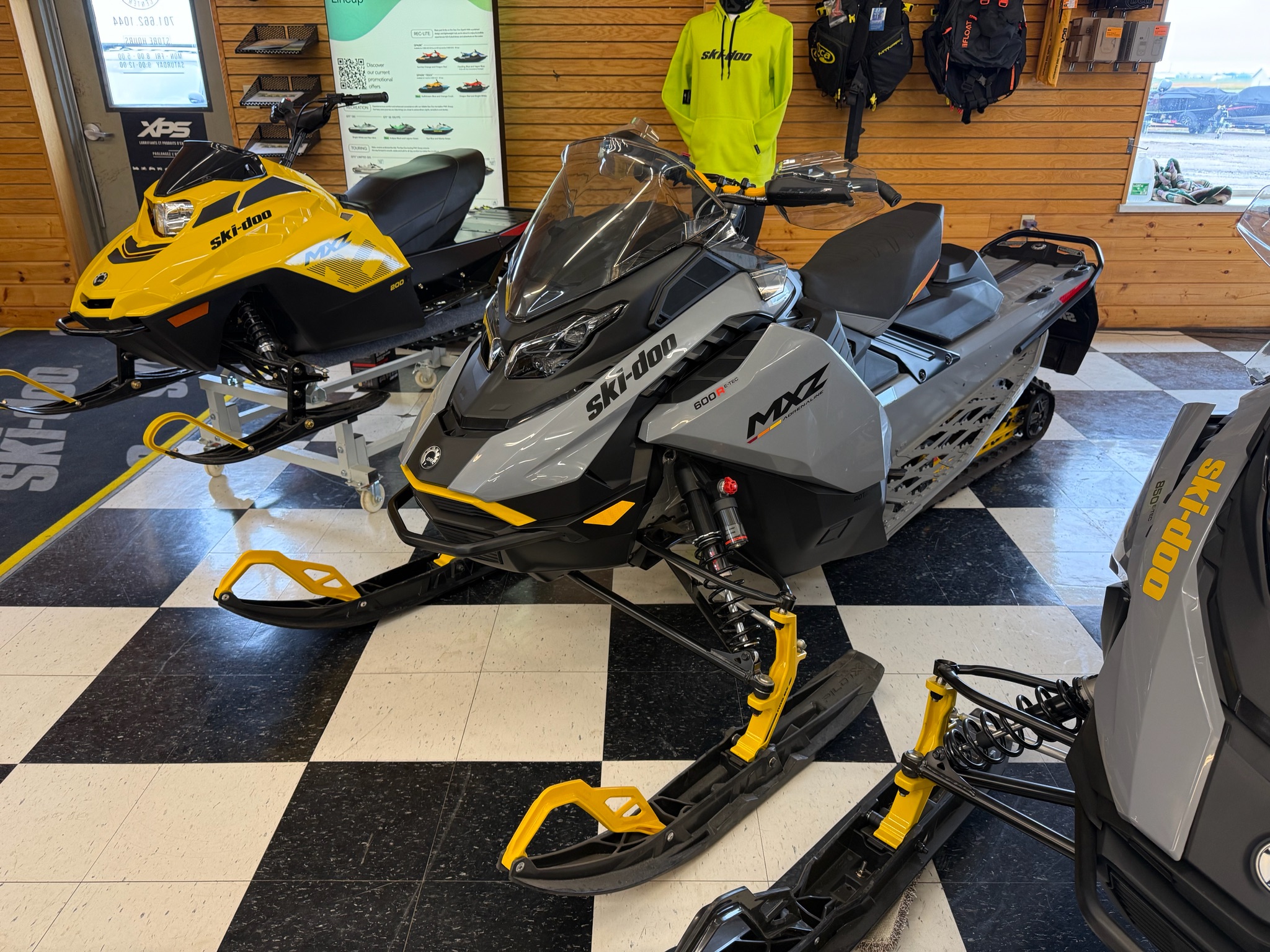 2025 Ski-Doo MXZ Adrenaline w/ Blizzard Package 137 600R E-TEC  3