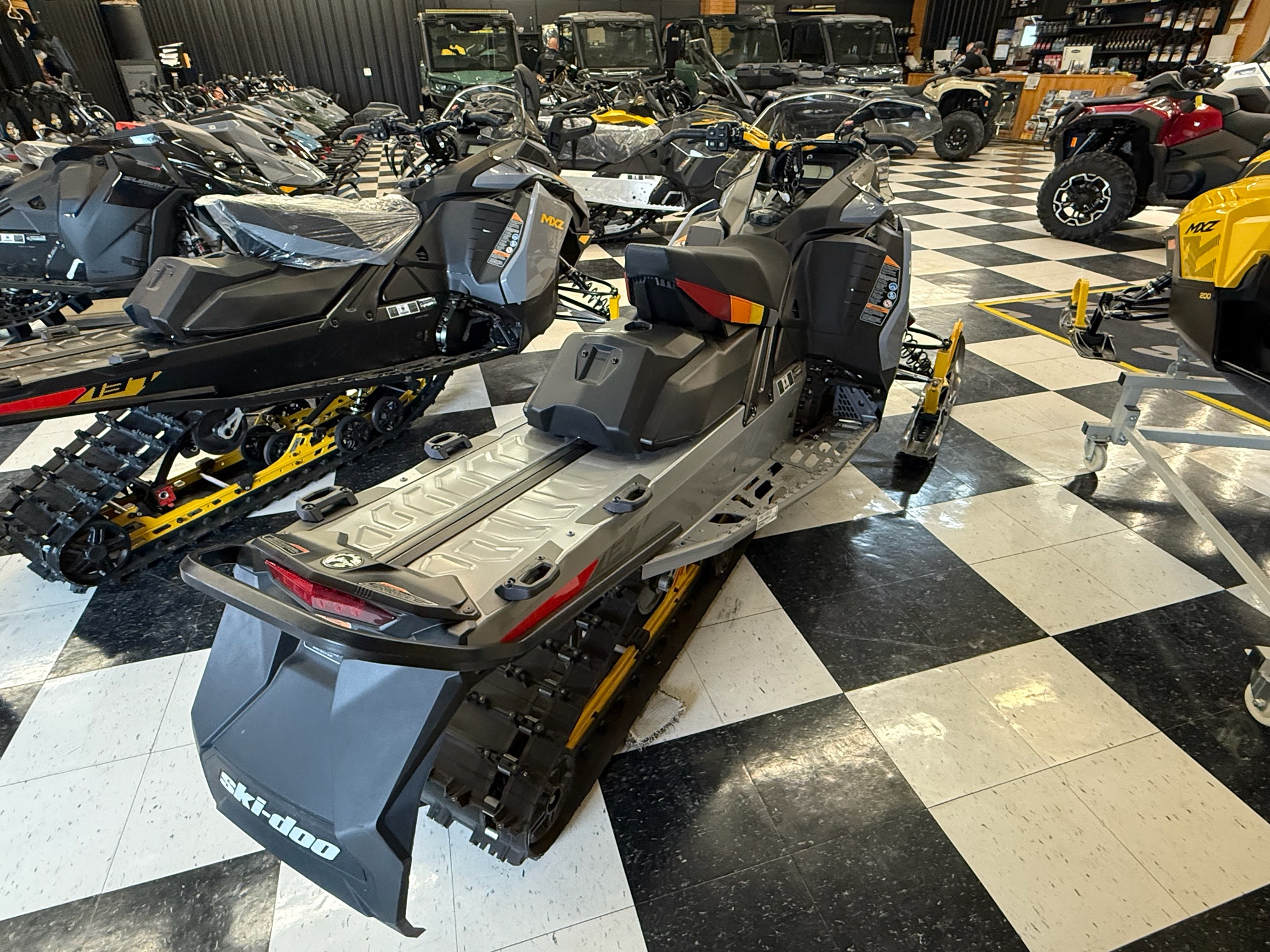 2025 Ski-Doo MXZ Adrenaline w/ Blizzard Package 137 600R E-TEC  4