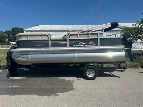 2025 Sun Tracker Party Barge 18 DLX — photo 1 of 6