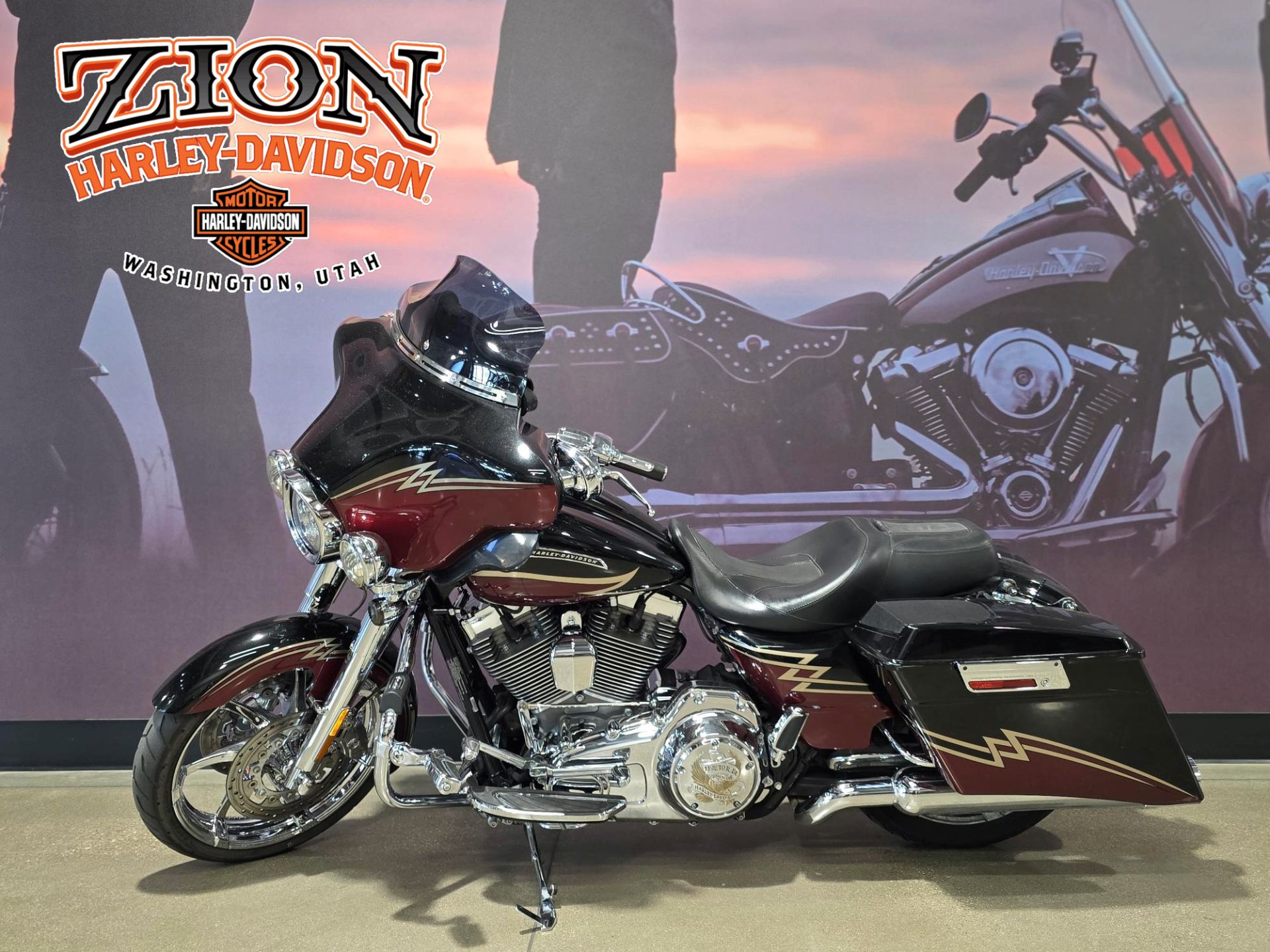 2011 Harley-Davidson CVO™ Road Glide® Ultra in Washington, Utah - Photo 2