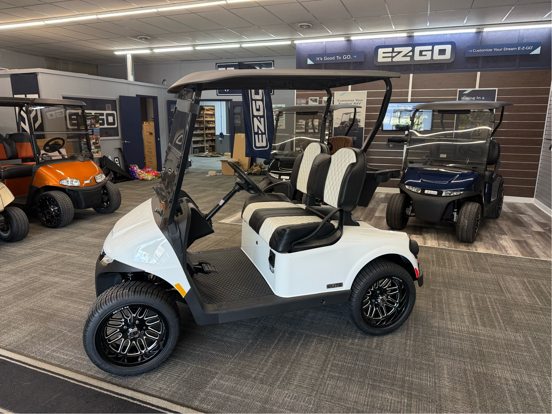 New 2026 E-Z-GO RXV 2 Freedom ELiTE Lithium, Dysart IA | Specs