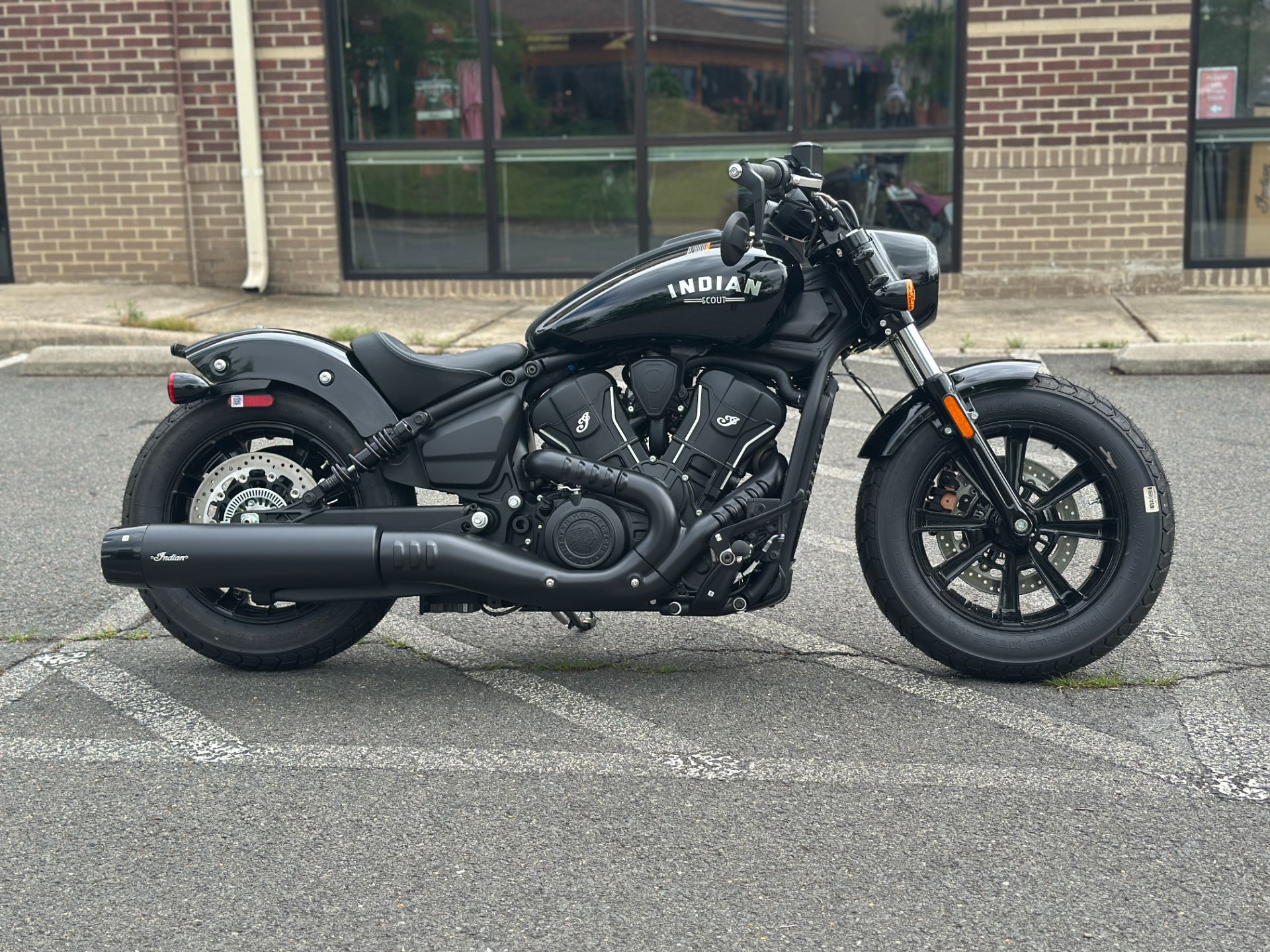 Black Smoke Victory Scout Bobber 2025 Indian Motorcycle Scout