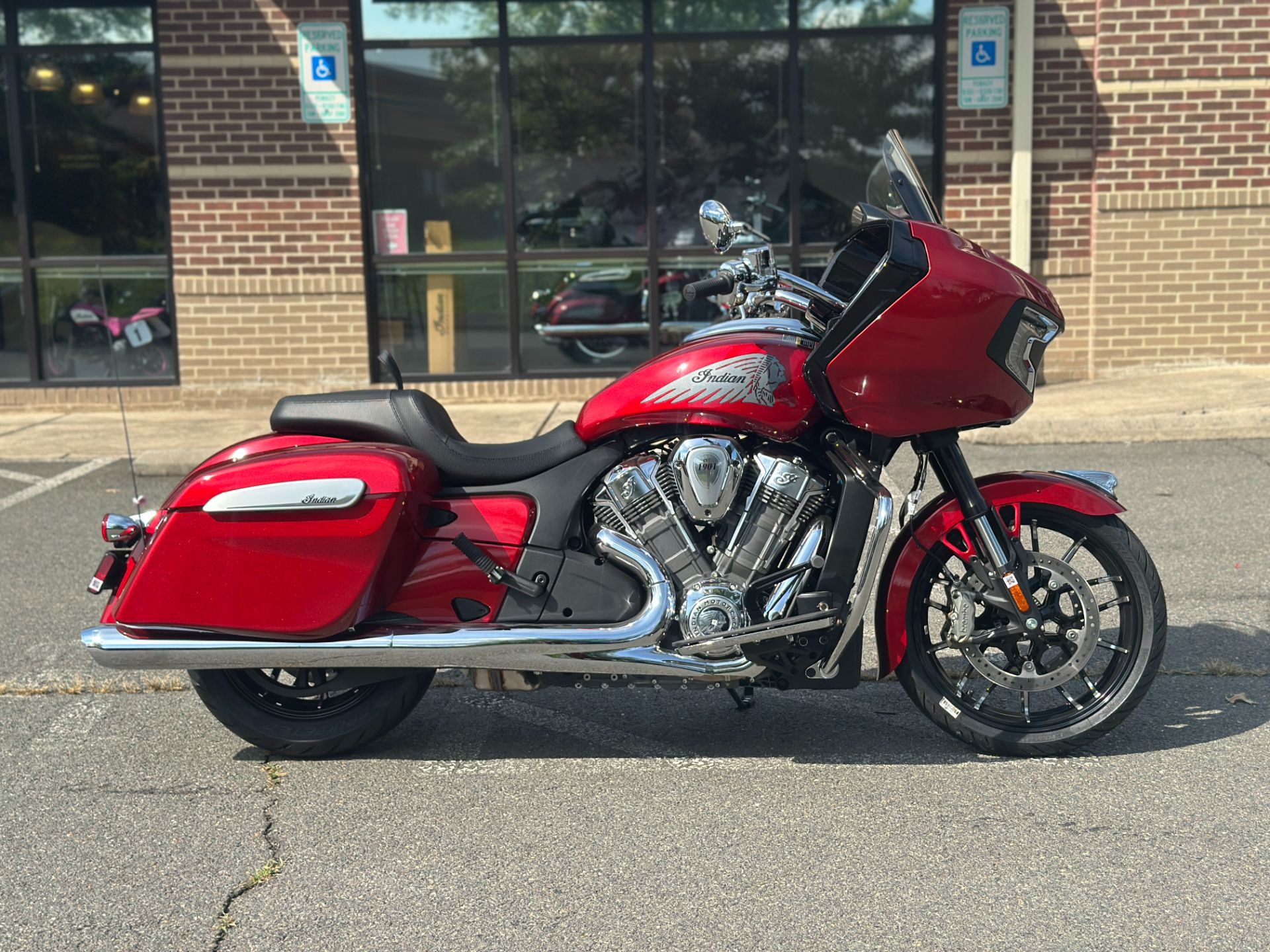 NO.3897　トゥデイ （ＴＯＤＡＹ）　４サイクルエンジン　メタリックレッド　☆彡 2025 Indian Motorcycle Challenger® Limited Motorcycles