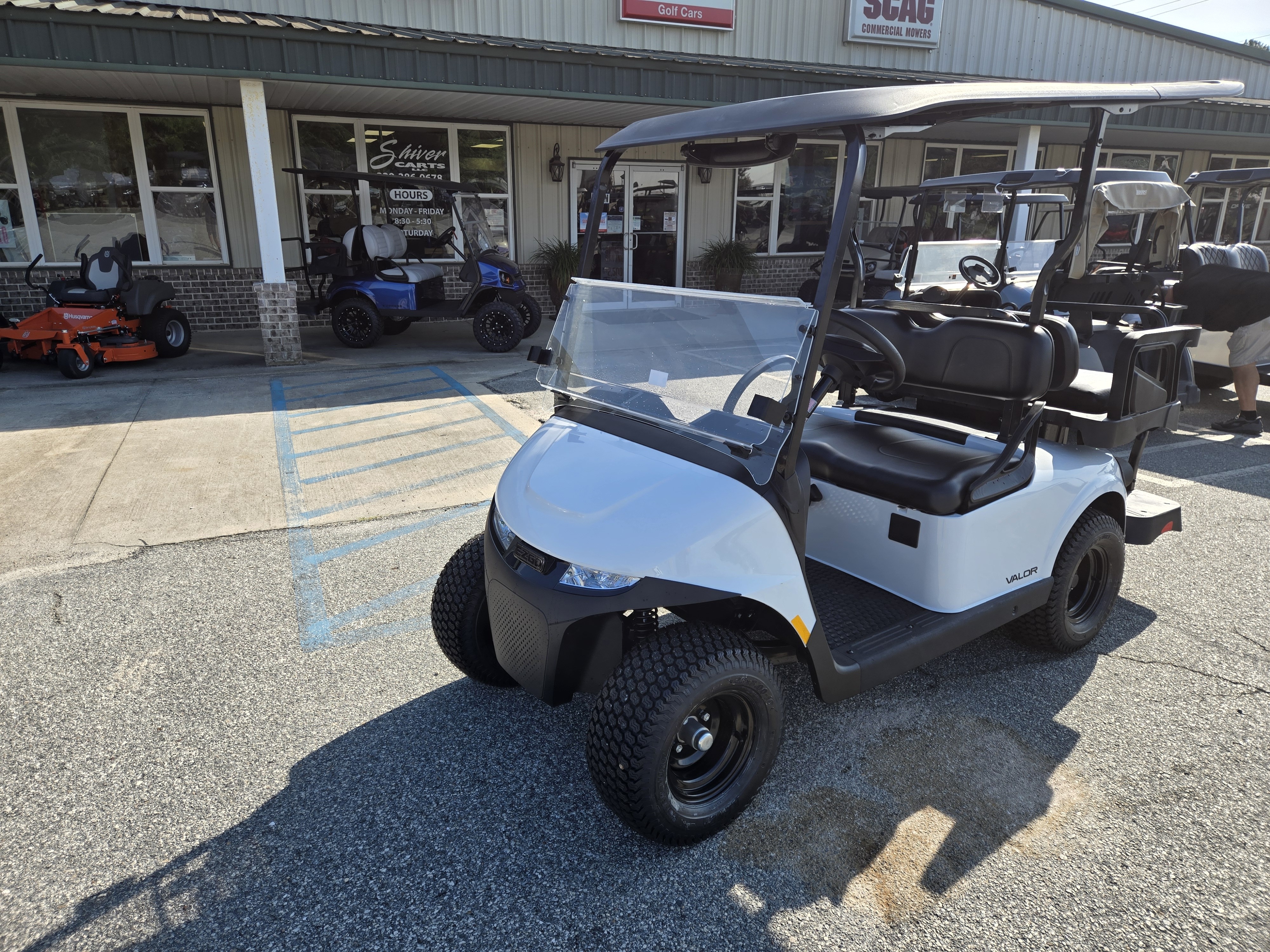 2027 E-Z-GO RXV 4 Valor S 13.5-hp Gas — photo 2