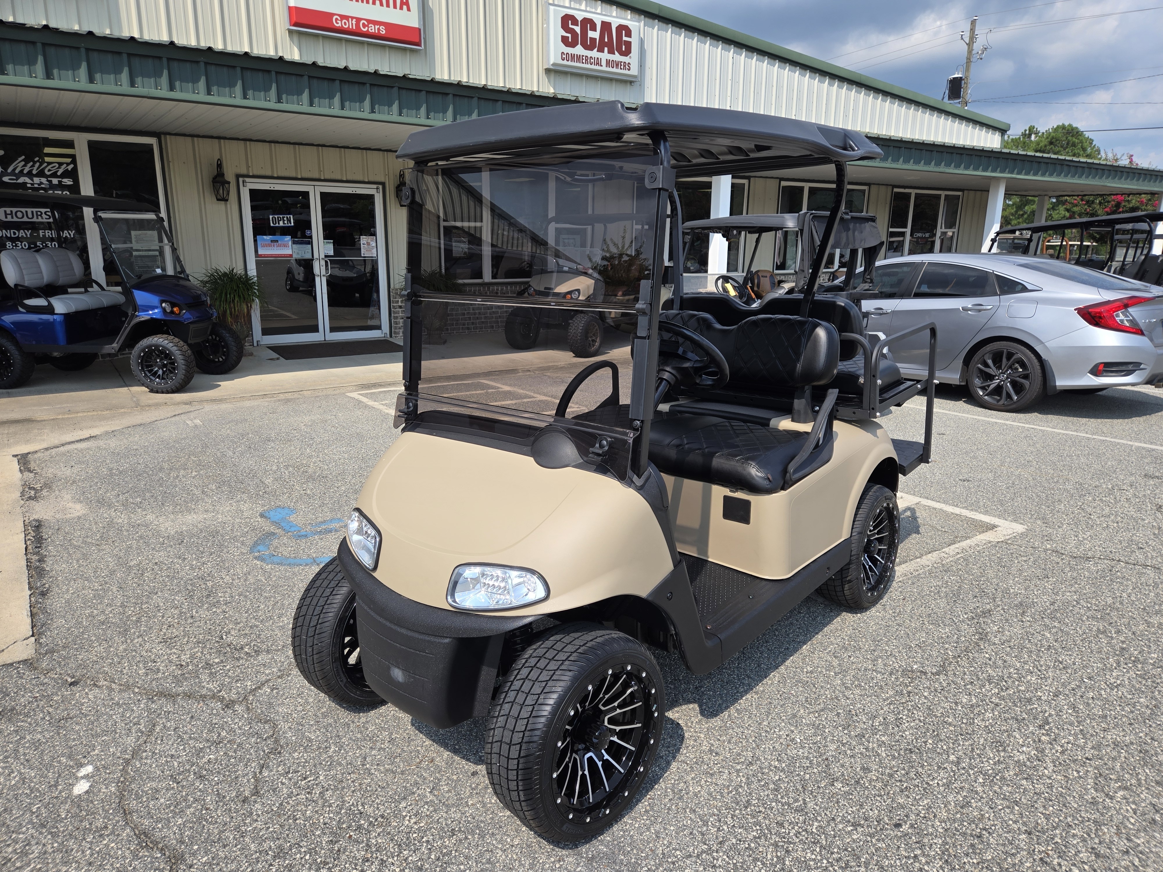2022 E-Z-GO Freedom RXV Gas — photo 2