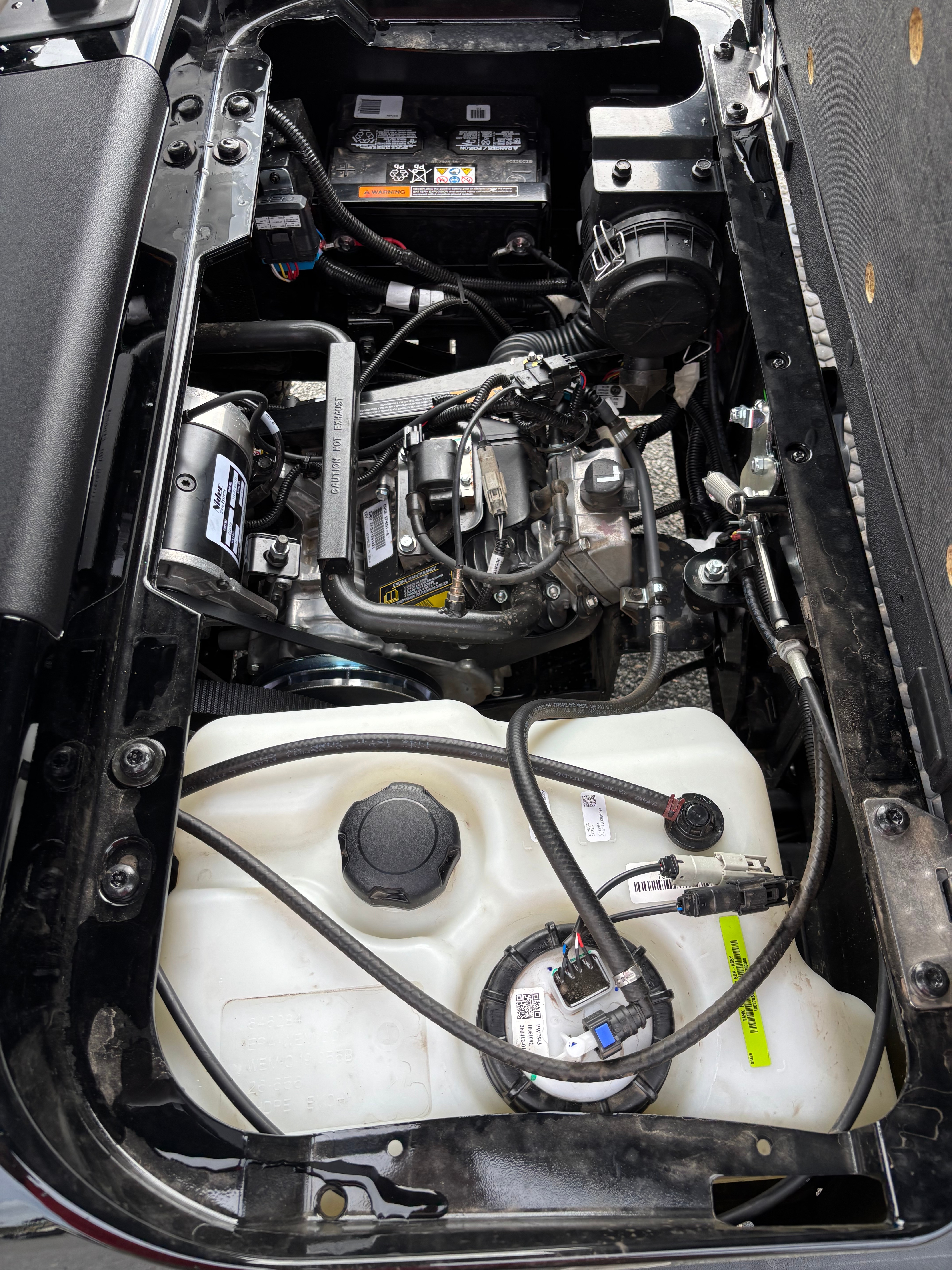 2027 E-Z-GO RXV 4 Valor S 13.5-hp Gas — photo 2