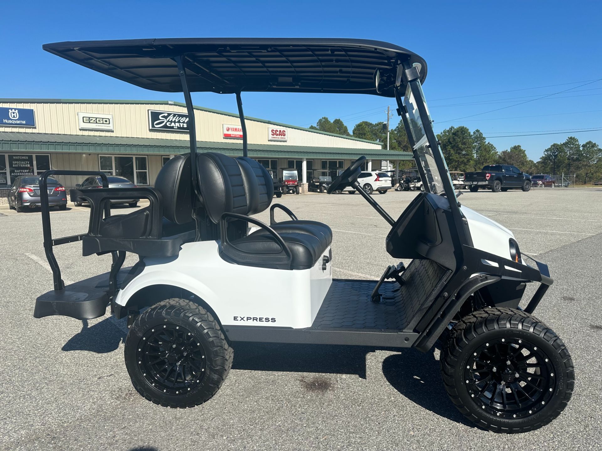 2026 E-Z-GO MY26 Express 4 Touring S 13.5 Gas — photo 3