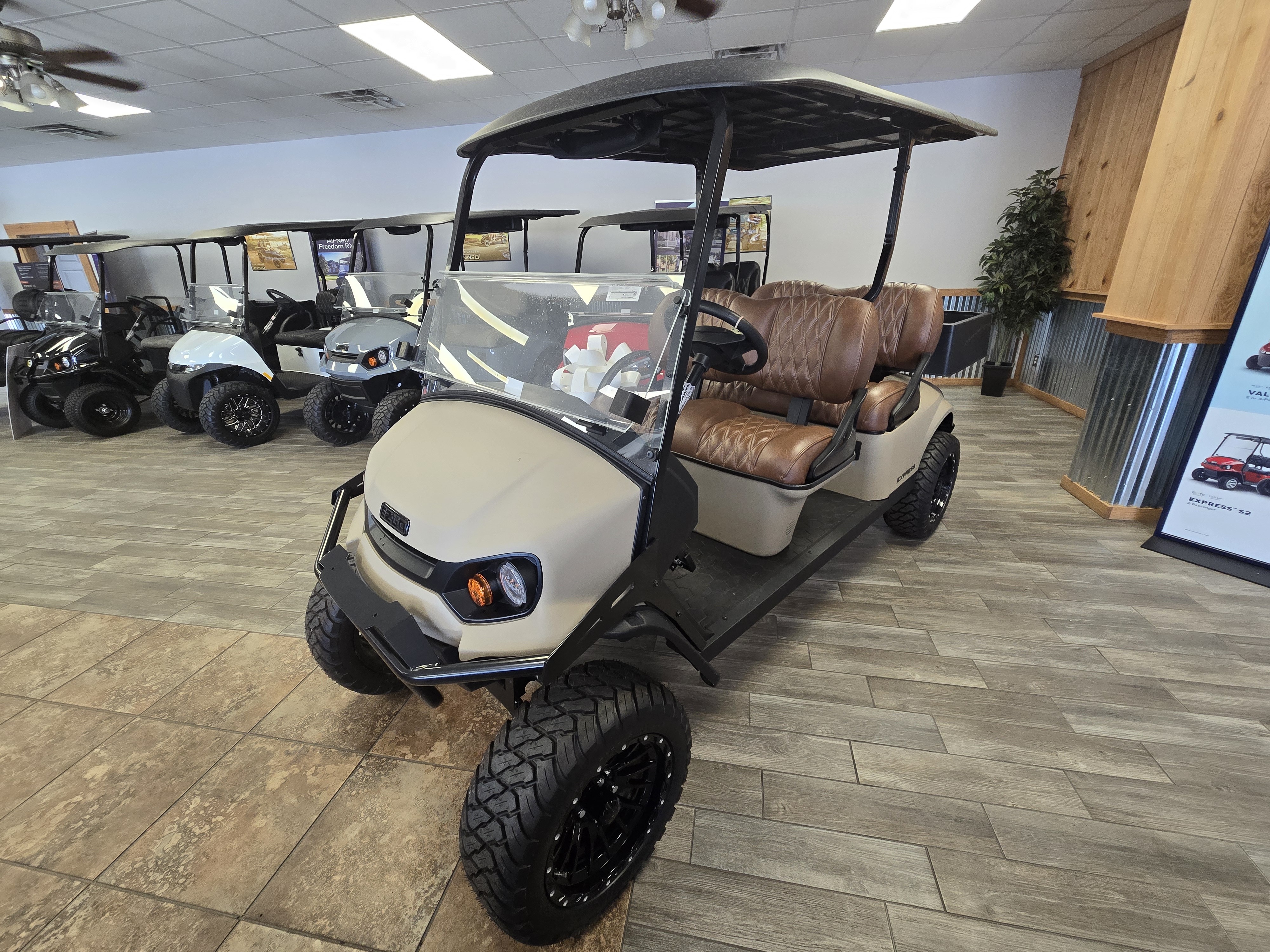 2026 EZGO EXPRESS photo 2