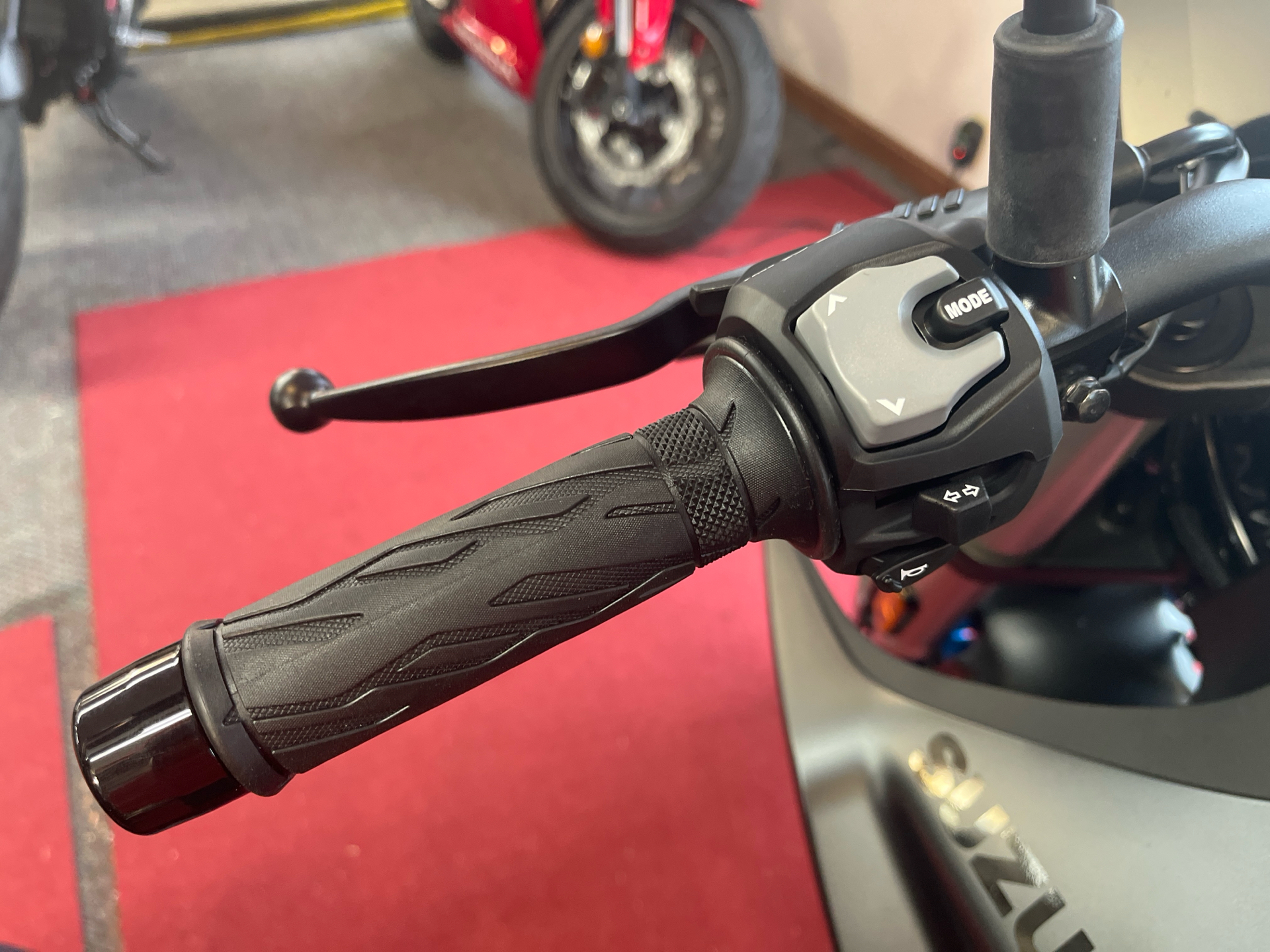2024 Suzuki GSX-8S in West Bridgewater, Massachusetts - Photo 10