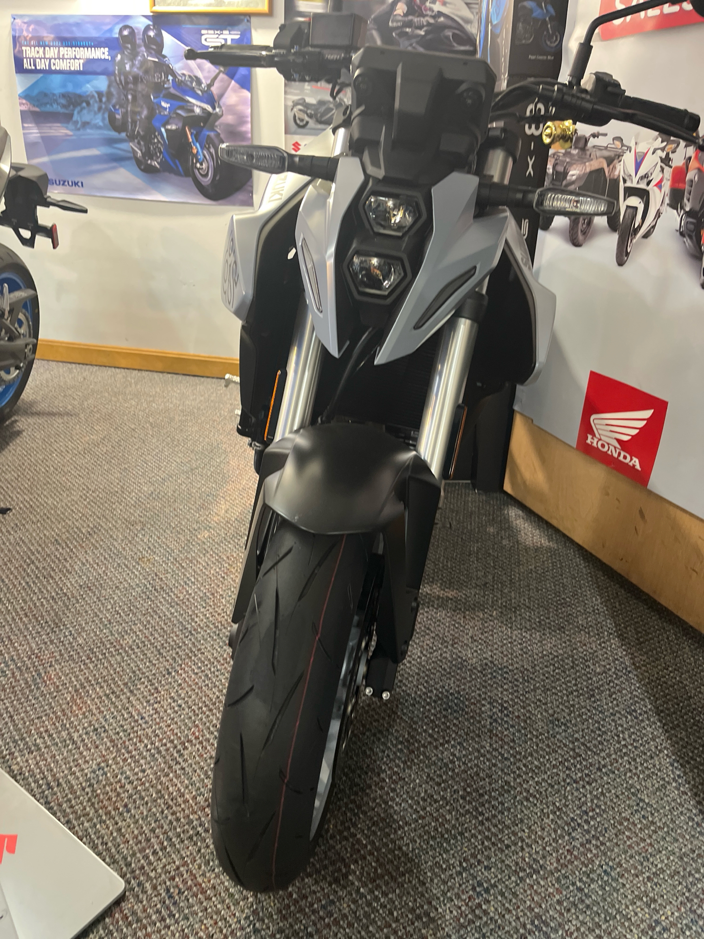 2024 Suzuki GSX-8S in West Bridgewater, Massachusetts - Photo 10