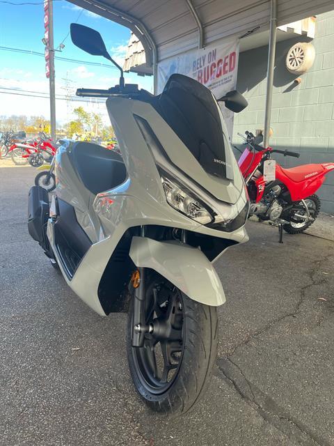 2025 Honda PCX in West Bridgewater, Massachusetts - Photo 2