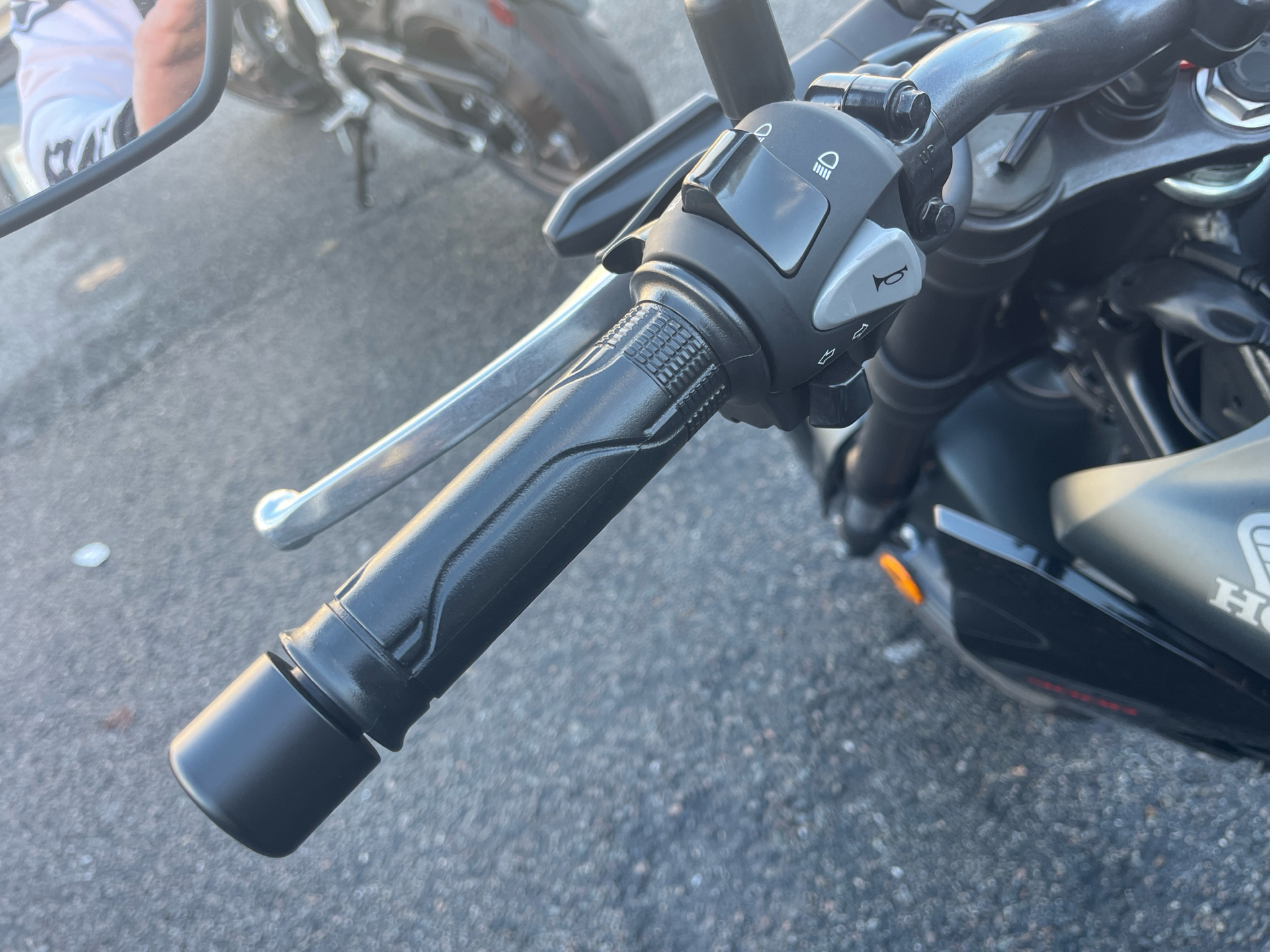 2023 Honda CB300R ABS in West Bridgewater, Massachusetts - Photo 8
