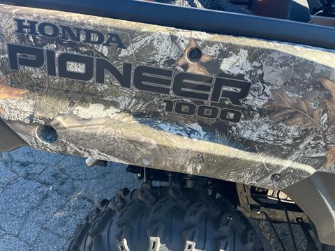 2024 Honda Pioneer 1000-6 Deluxe Crew in West Bridgewater, Massachusetts - Photo 2