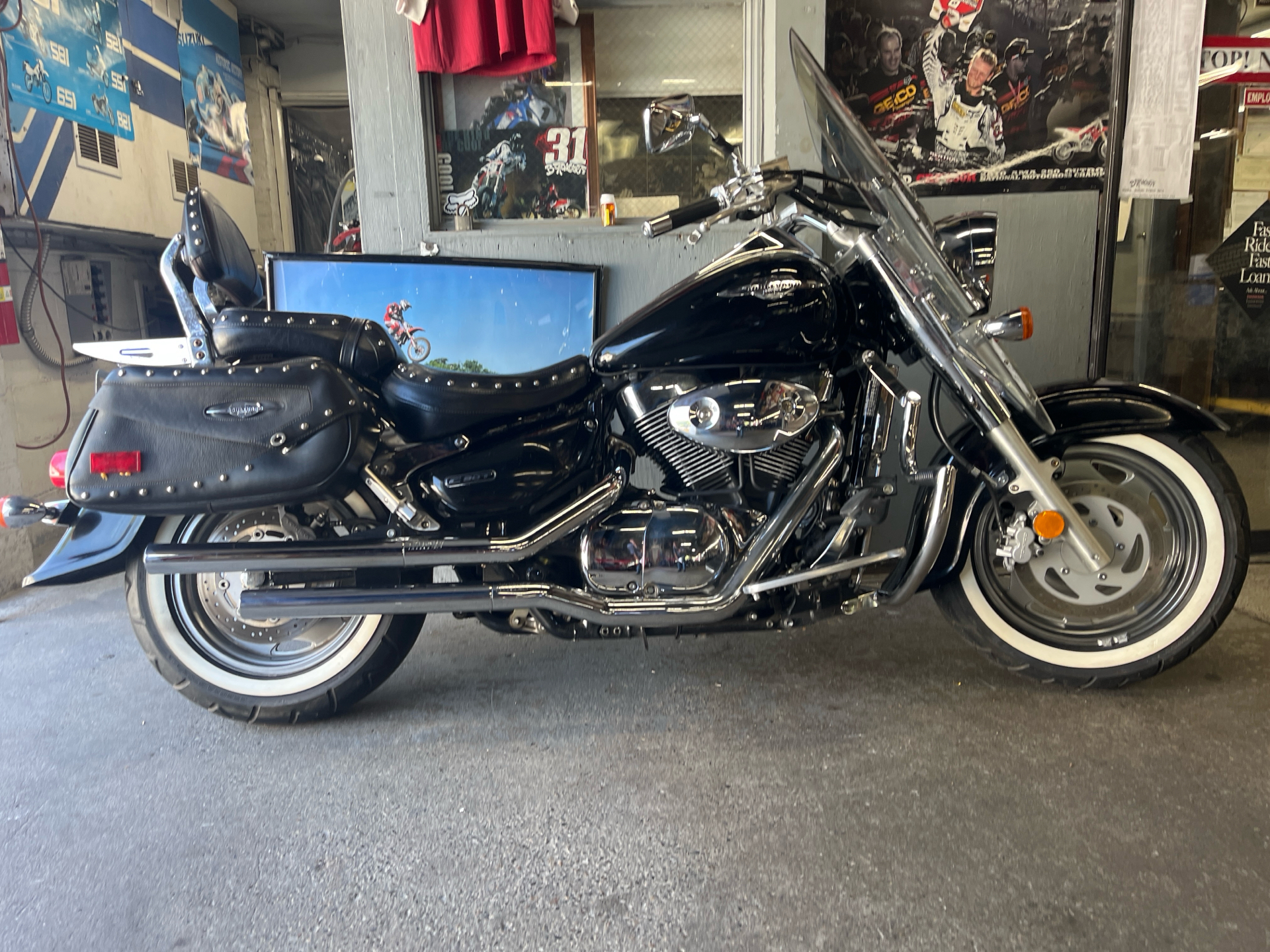 2005 Suzuki Boulevard C90 Black in West Bridgewater, Massachusetts - Photo 1