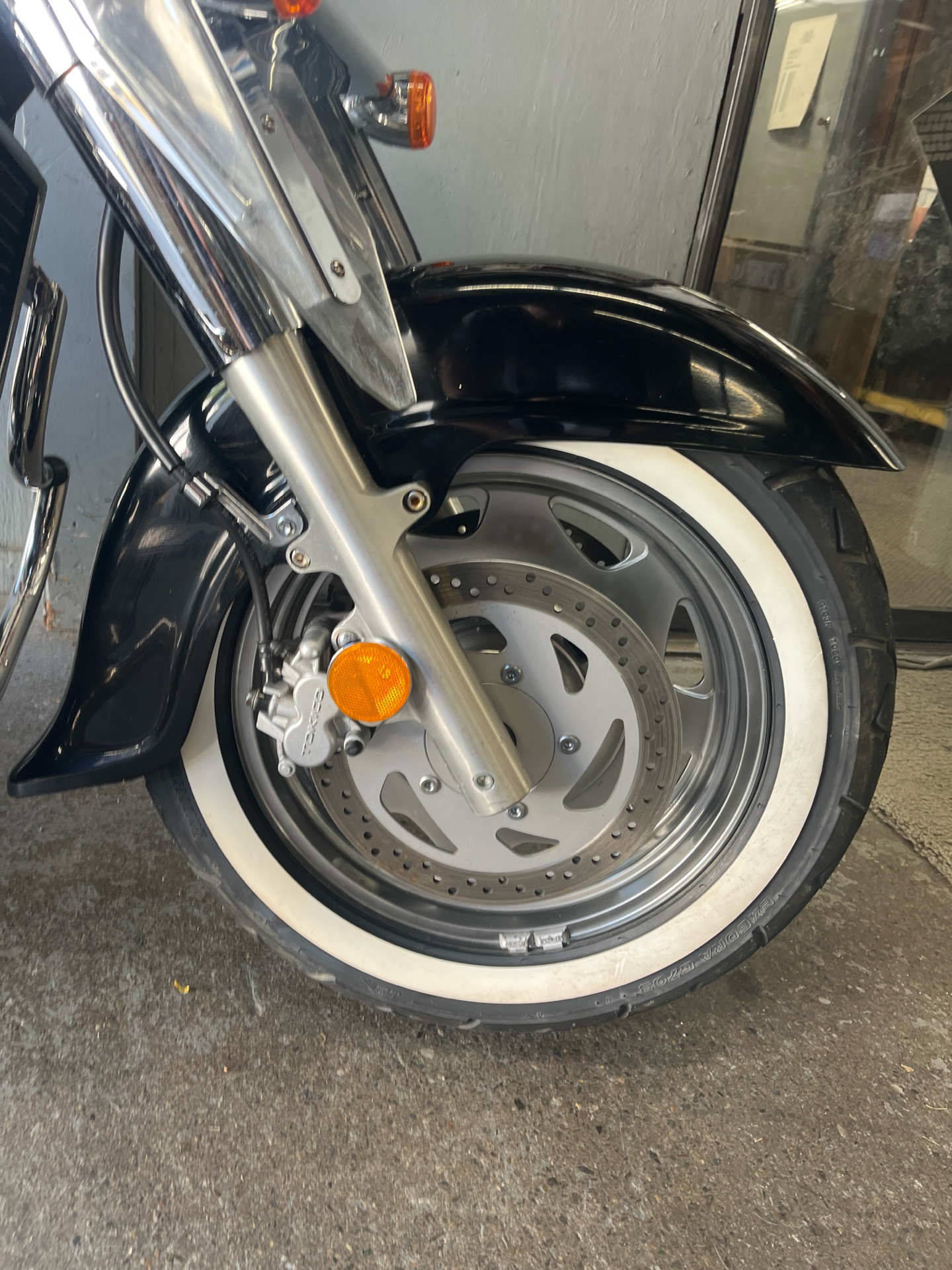 2005 Suzuki Boulevard C90 Black in West Bridgewater, Massachusetts - Photo 4