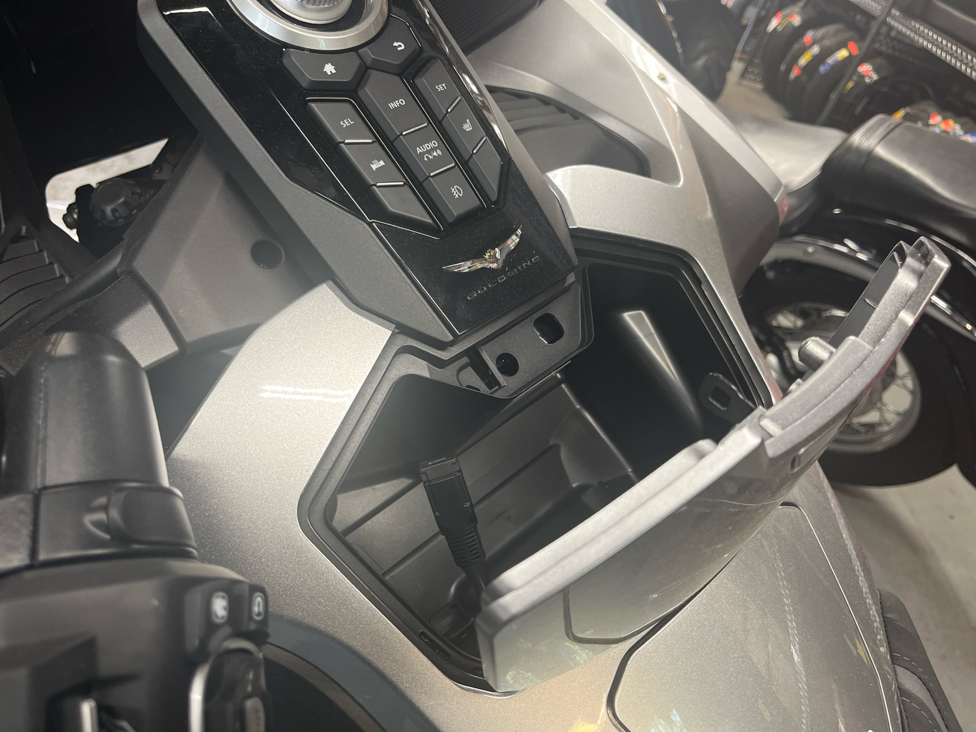 2025 Honda Gold Wing Tour in West Bridgewater, Massachusetts - Photo 11