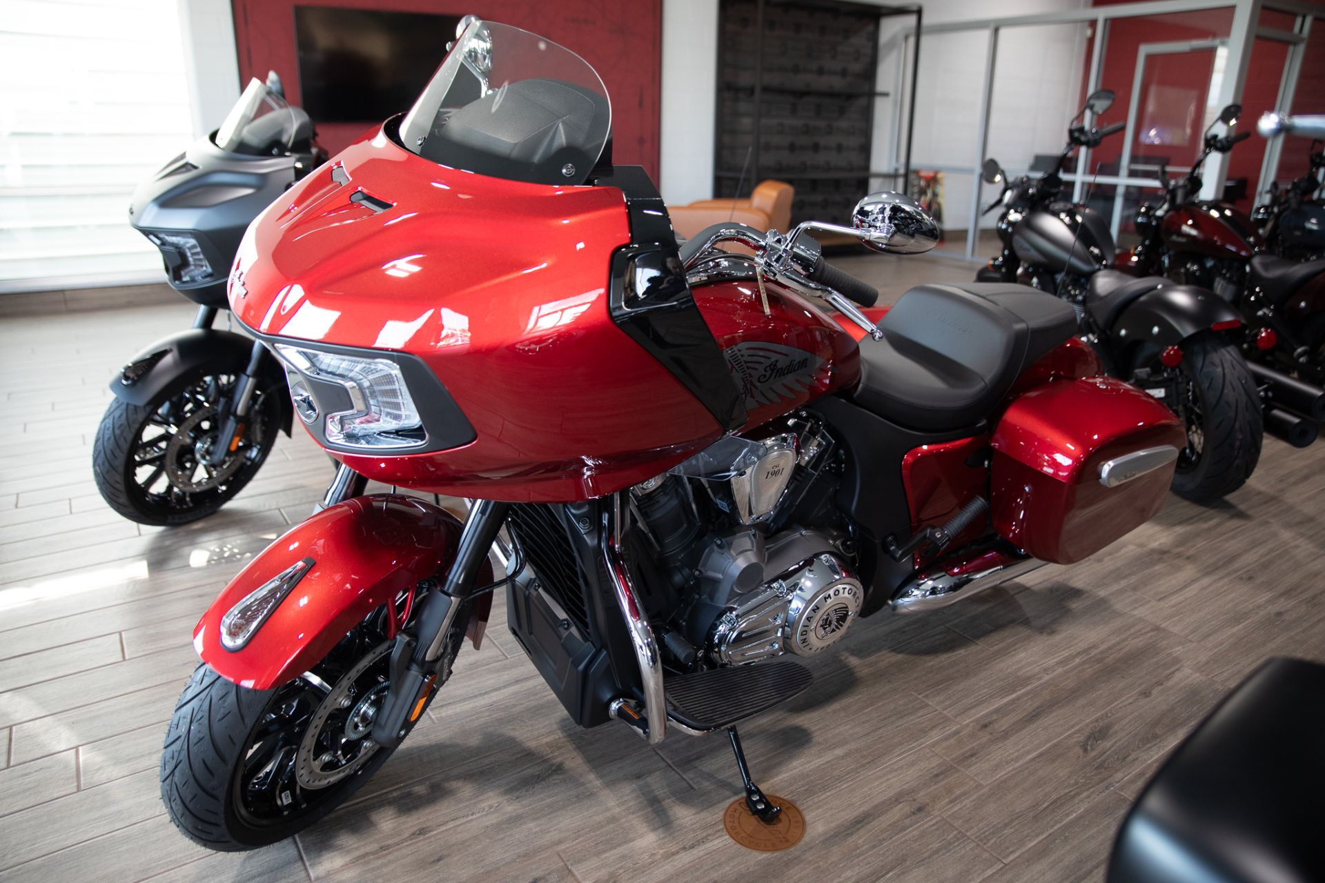 NO.4037　トゥデイ （ＴＯＤＡＹ）　４サイクルエンジン　レッド　☆彡 New 2025 Indian Motorcycle Challenger® Limited Motorcycles in