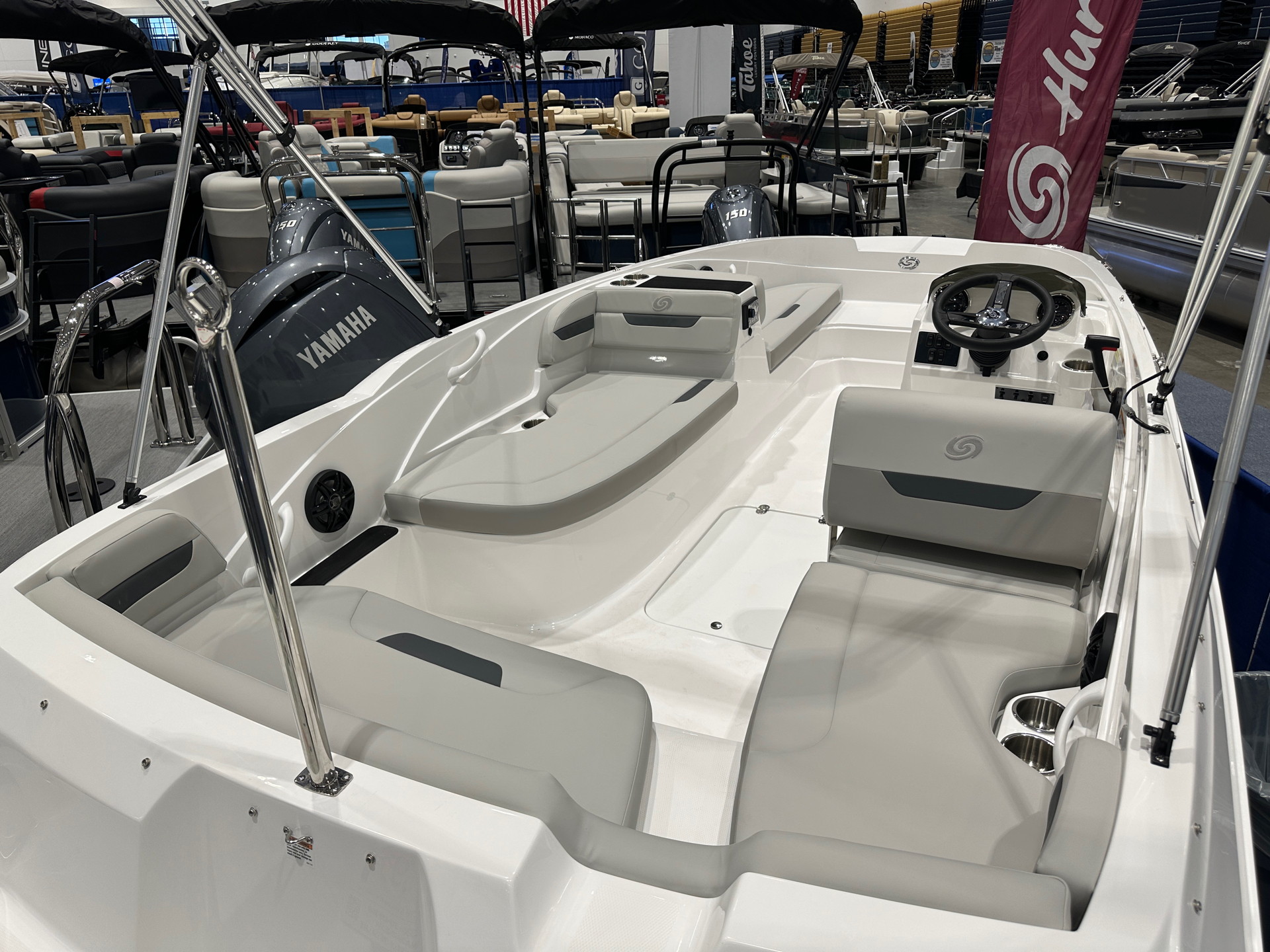 New 2025 Hurricane SunDeck Sport 185 OB | Bridgeport NY | HUR53J425