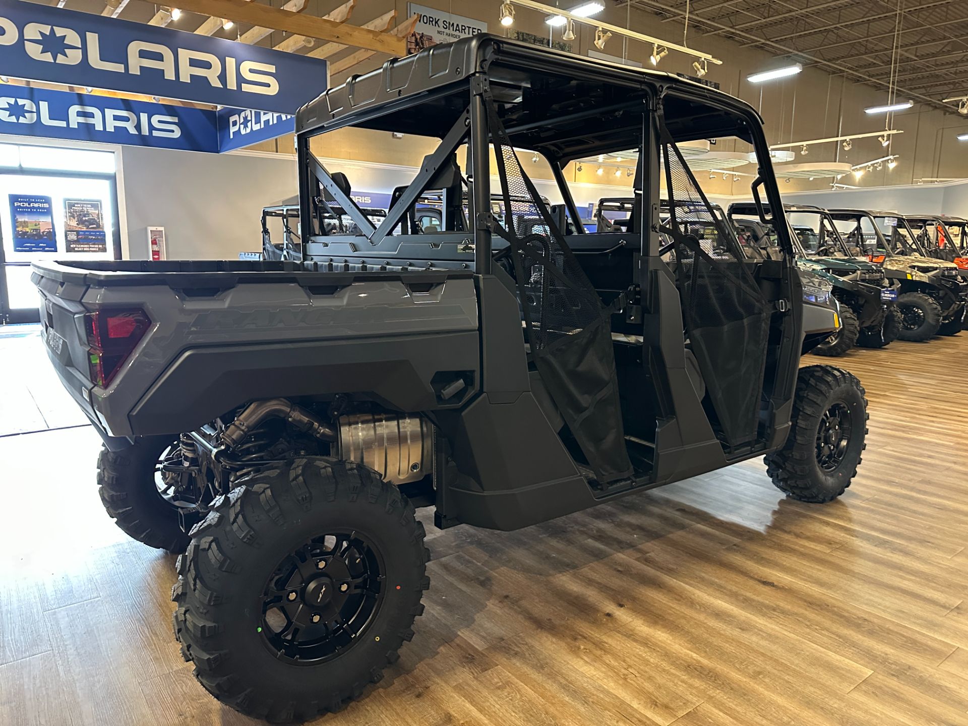 ラダーバレル　新品　グレー New 2026 Polaris Ranger Crew XP 1000 Premium, Jackson MO | Specs