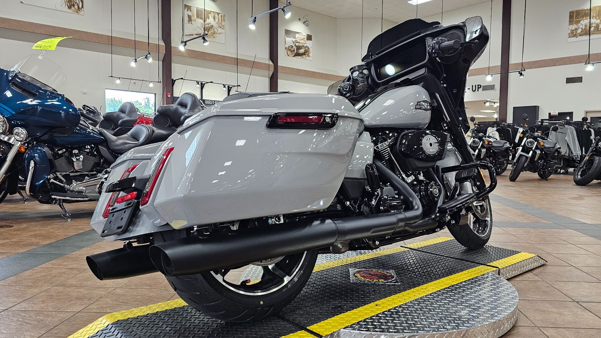 2025 Harley-Davidson Street Glide® 7