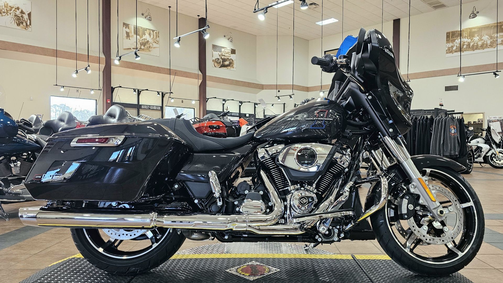 604389 2026 harley davidson flhx street glide touring enthusiast collection midnight ember - Photo 3