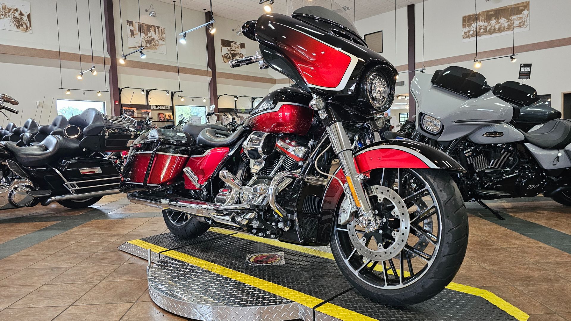 950435 2021 Harley Davidson FLHXSE CVO Street Glide touring sunset orange fade black - Photo 4