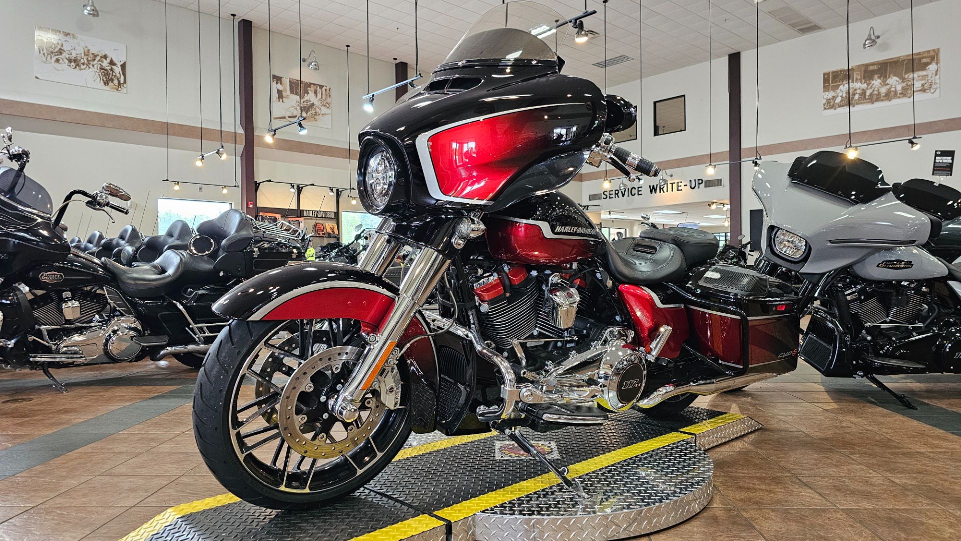 950435 2021 Harley Davidson FLHXSE CVO Street Glide touring sunset orange fade black - Photo 5