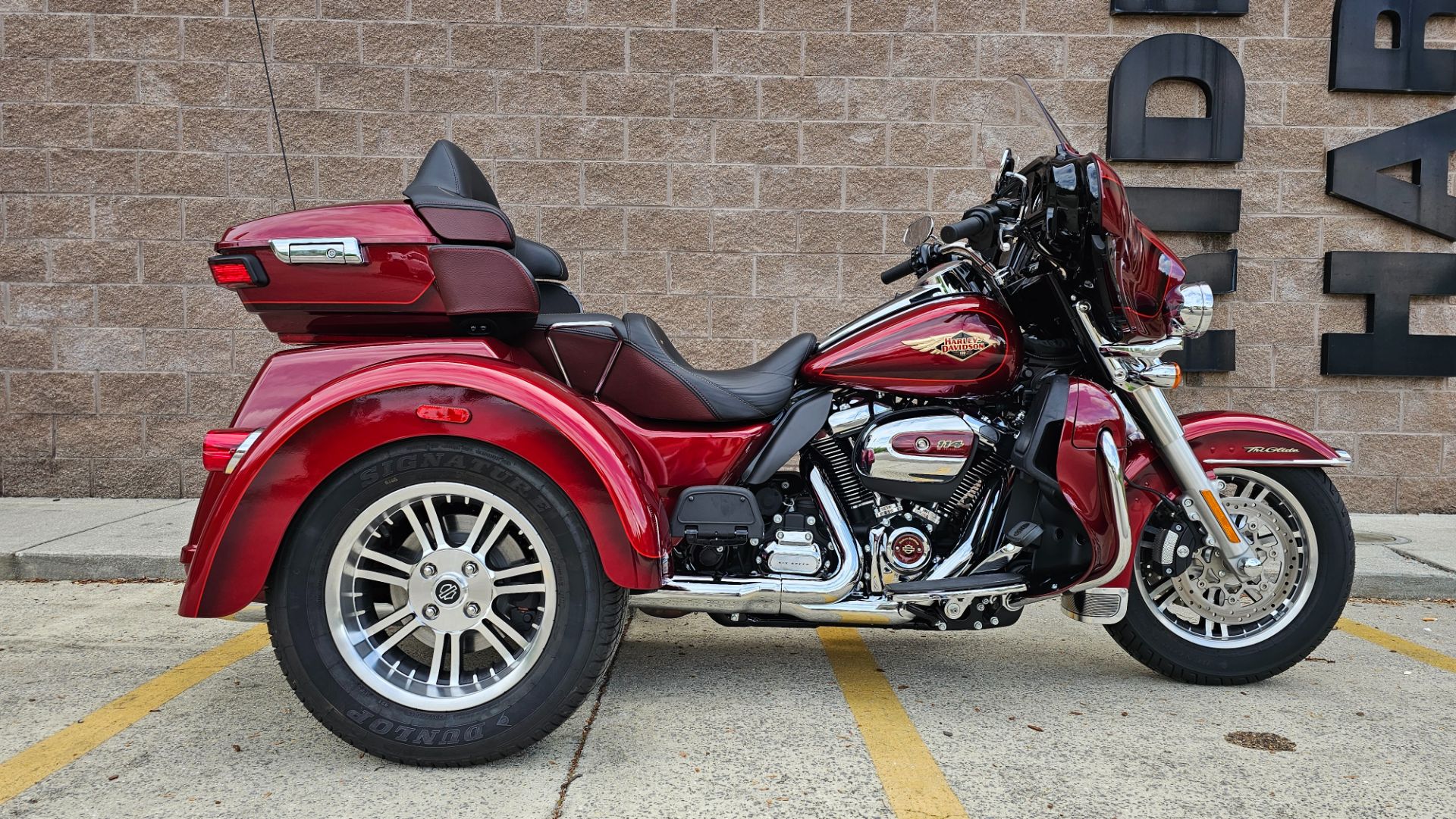 858793 2023 harley davidson FLHTCUTGANV tri glide ultra anniversary trike heirloom red fade - Photo 2