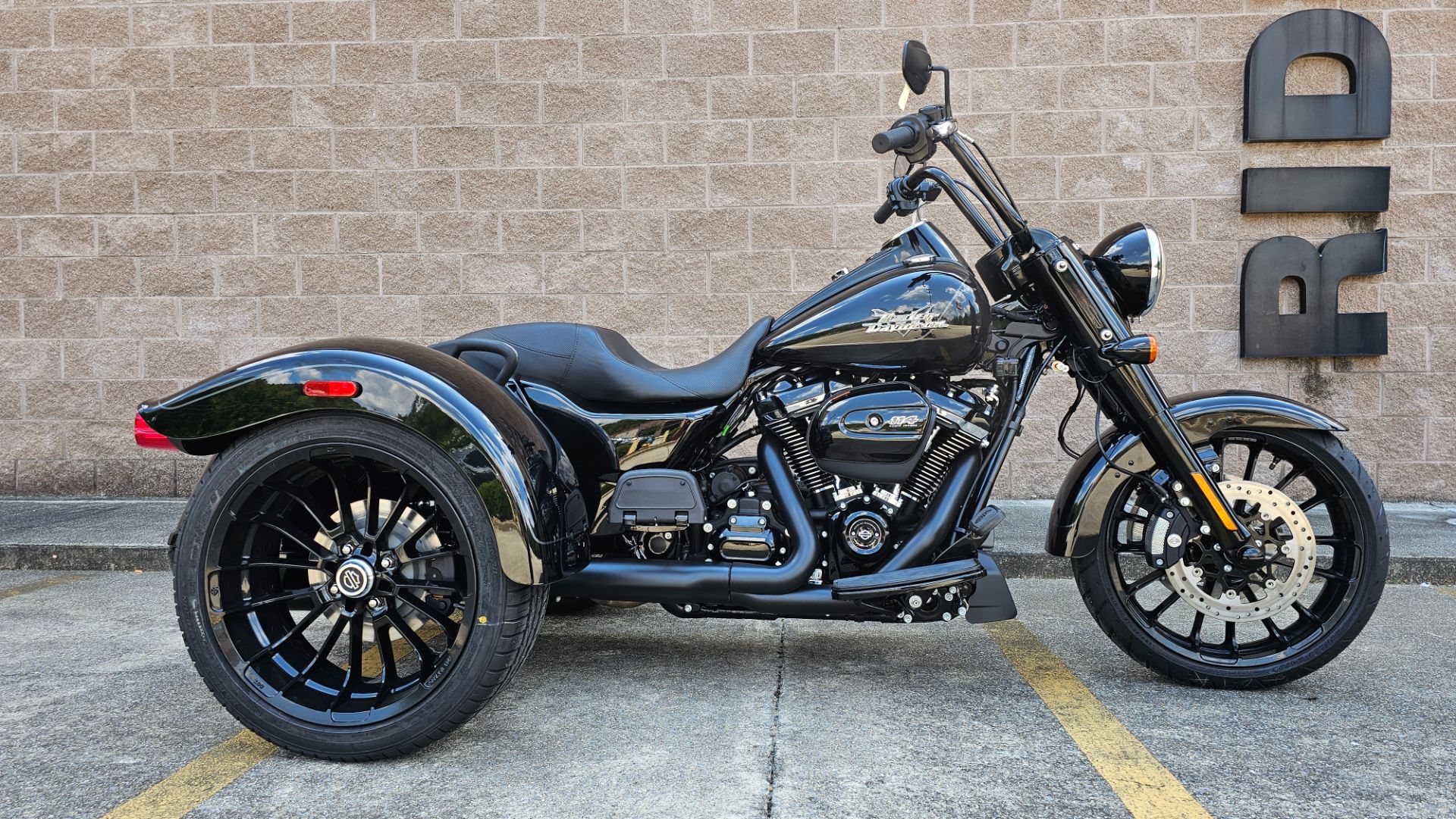 863091 2024 Harley Davidson FLRT Freewheeler trike Vivid Black - Photo 2