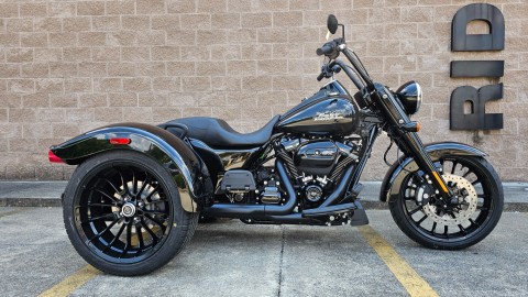 863091 2024 Harley Davidson FLRT Freewheeler trike Vivid Black - Photo 2