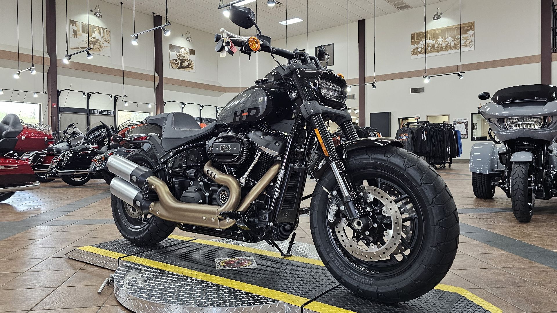 041937 2022 harley davidson FXFBS fat bob 114 cruiser vivid black - Photo 4