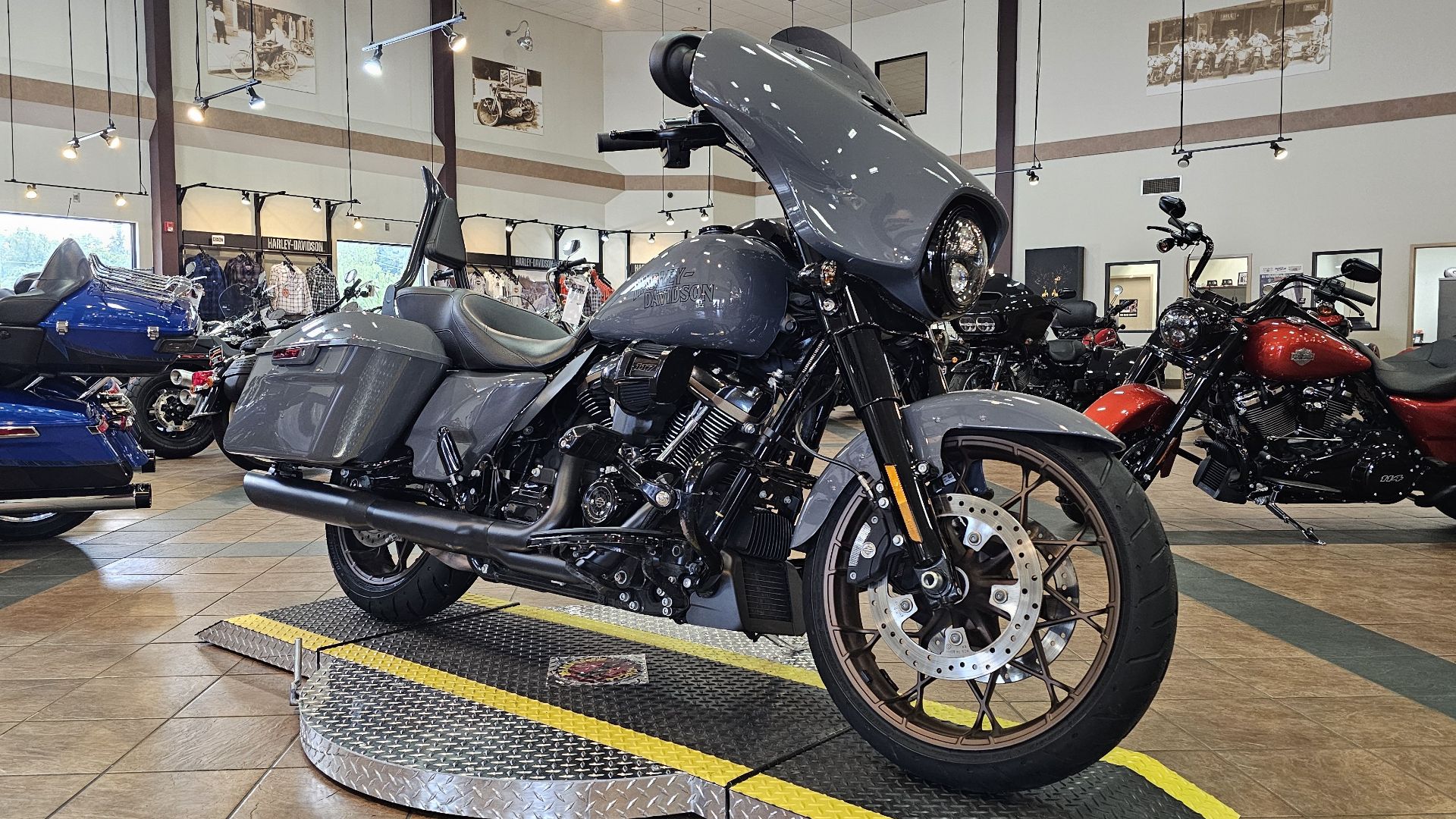 608877 2022 harley davidson flhxst street glide st touring gunship gray - Photo 4