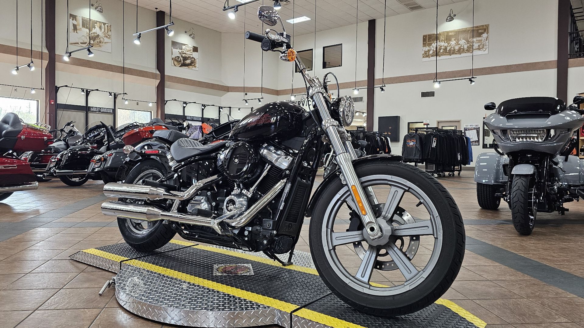 017933 2024 Harley Davidson FXST Softail Standard cruiser Vivid Black - Photo 3