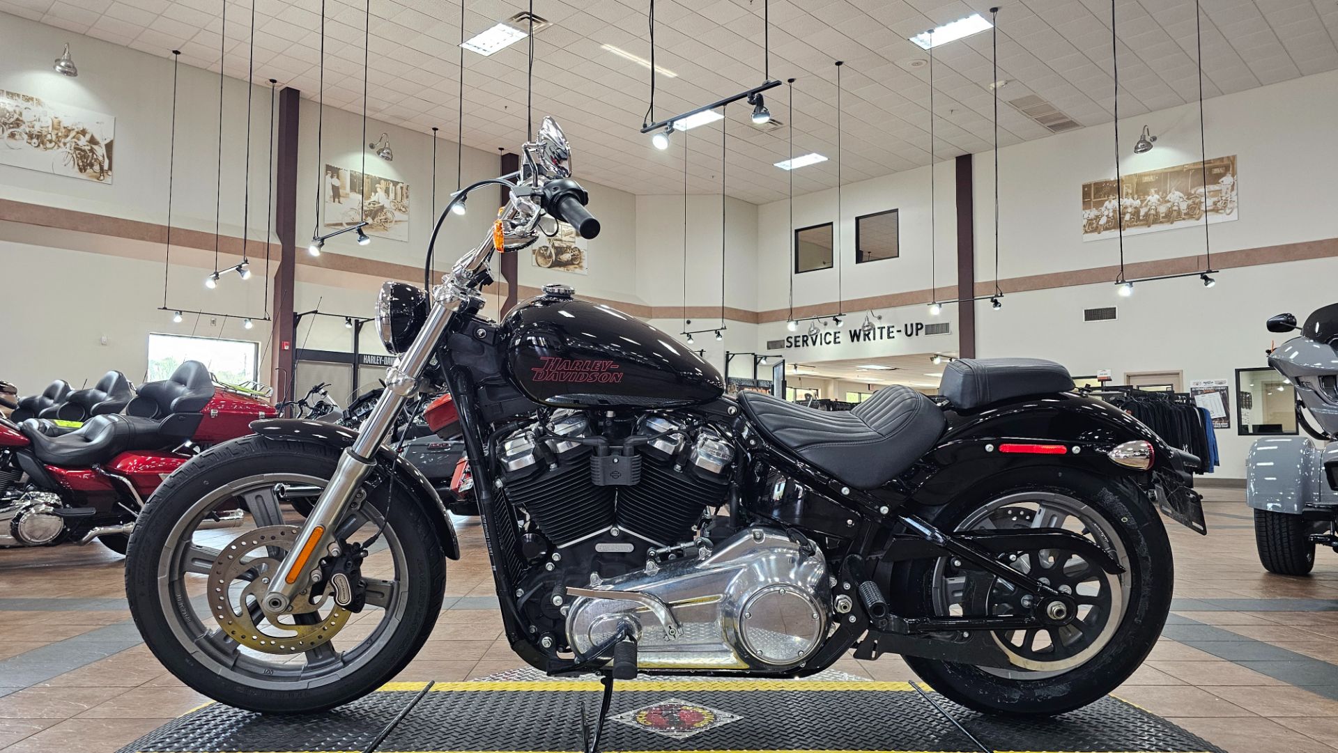 017933 2024 Harley Davidson FXST Softail Standard cruiser Vivid Black - Photo 5