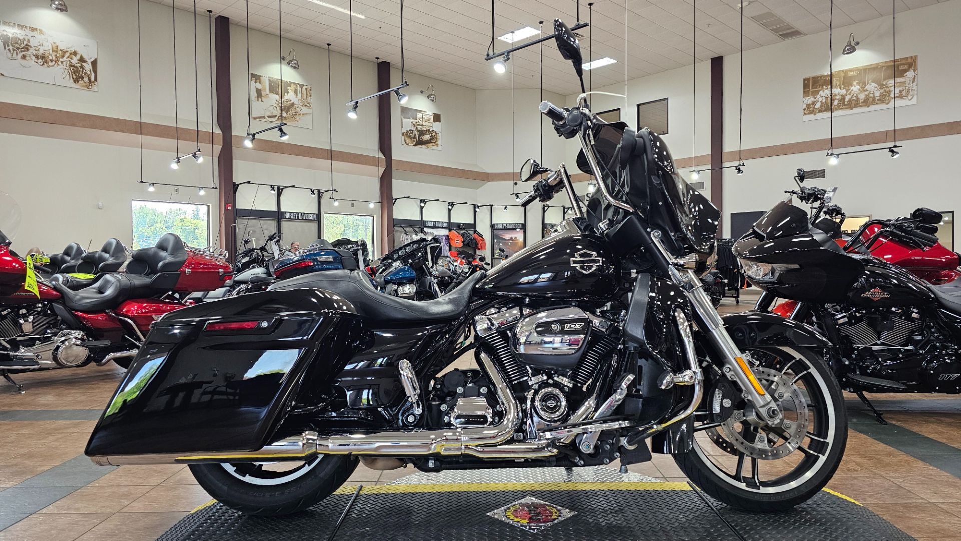 666260 2019 harley davidson  FLHX street glide touring vivid black - Photo 2