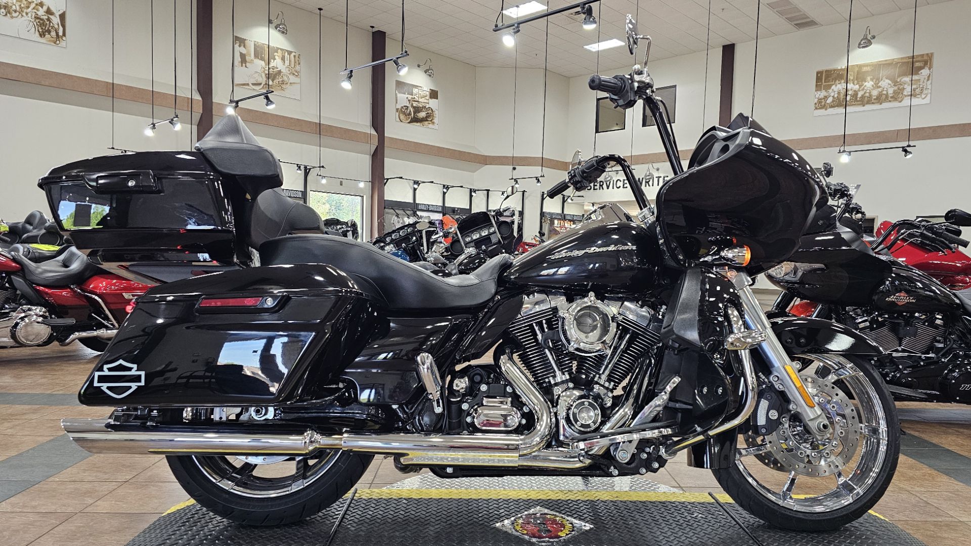 644209 2016 harley davidson FLTRX road glide touring vivid black - Photo 2