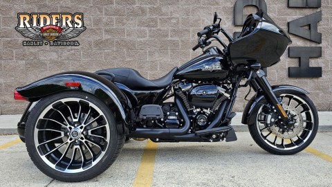 861821 2023 harley davidson FLTRT road glide 3 trike vivid black - Photo 1