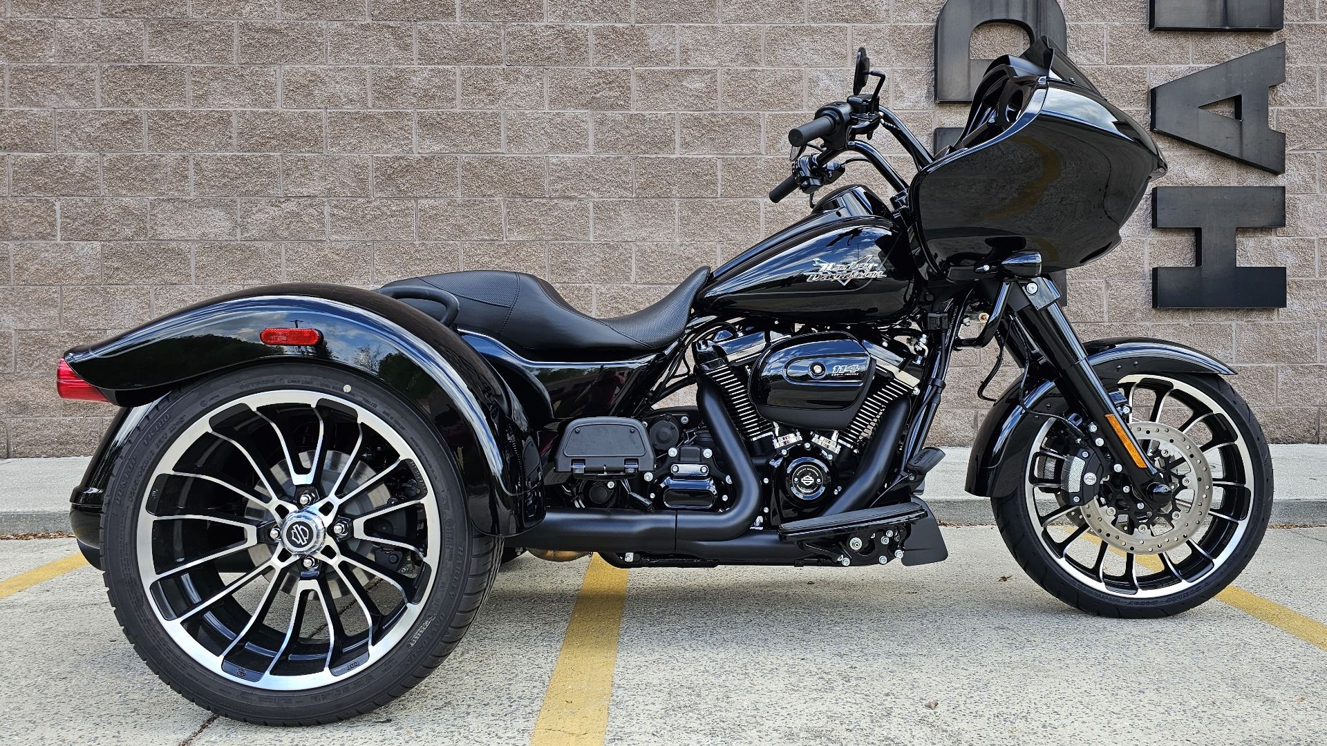 861821 2023 harley davidson FLTRT road glide 3 trike vivid black - Photo 2