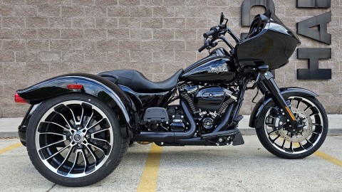 861821 2023 harley davidson FLTRT road glide 3 trike vivid black - Photo 2