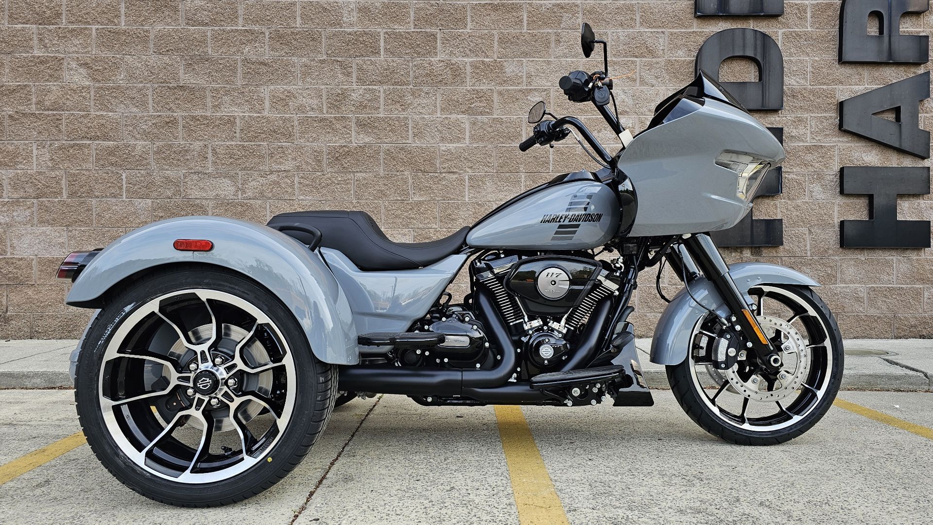 851625 2026 harley davidson fltrt road glide 3 trike dark billiard gray - Photo 3