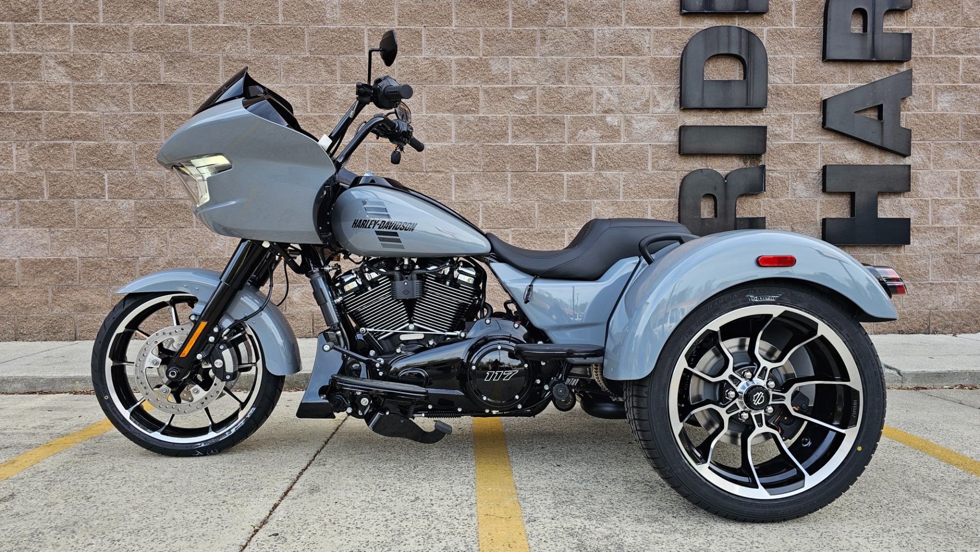 851625 2026 harley davidson fltrt road glide 3 trike dark billiard gray - Photo 6