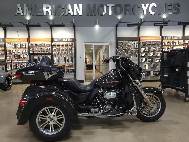 852607 2019 harley davidson FLHTCUTG tri glide ultra trike silver flux black fuse - Photo 2