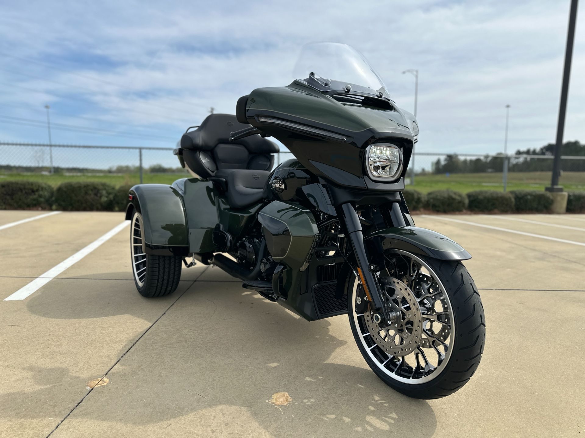853827 2026 FLHLT harley davidson street glide 3 limited trike olive steel metallic vivid black - Photo 2