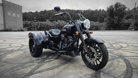 863091 2024 harley davidson  FLRT freewheeler trike vivid black - Photo 2