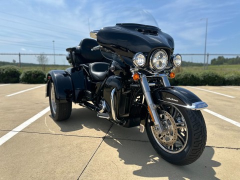 850532 2022 harley davidson  FLHTCUTG tri glide ultra trike vivid black - Photo 2