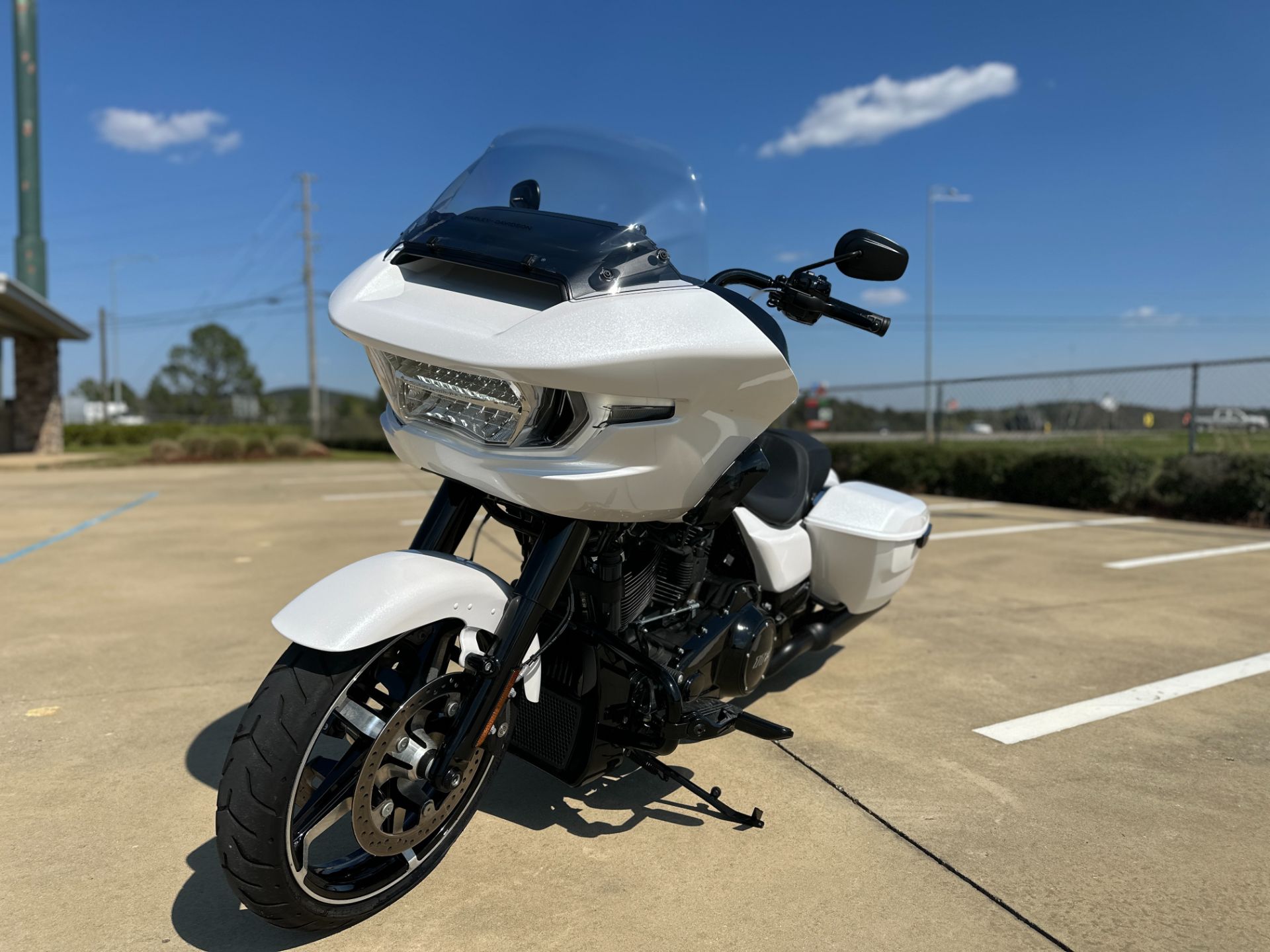 609373 2024 harley davidson fltrx road glide touring white onyx pearl - Photo 3